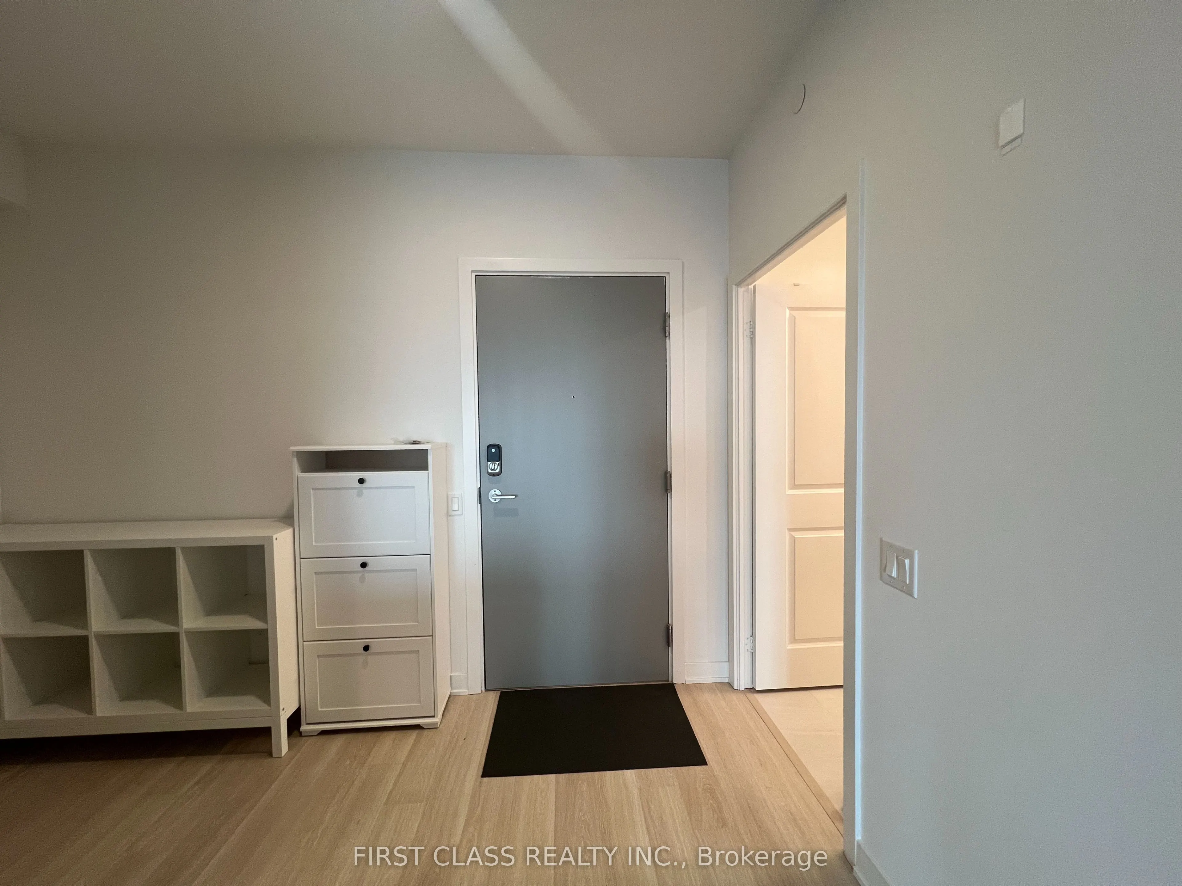 50 Upper Mall Way, #2404
