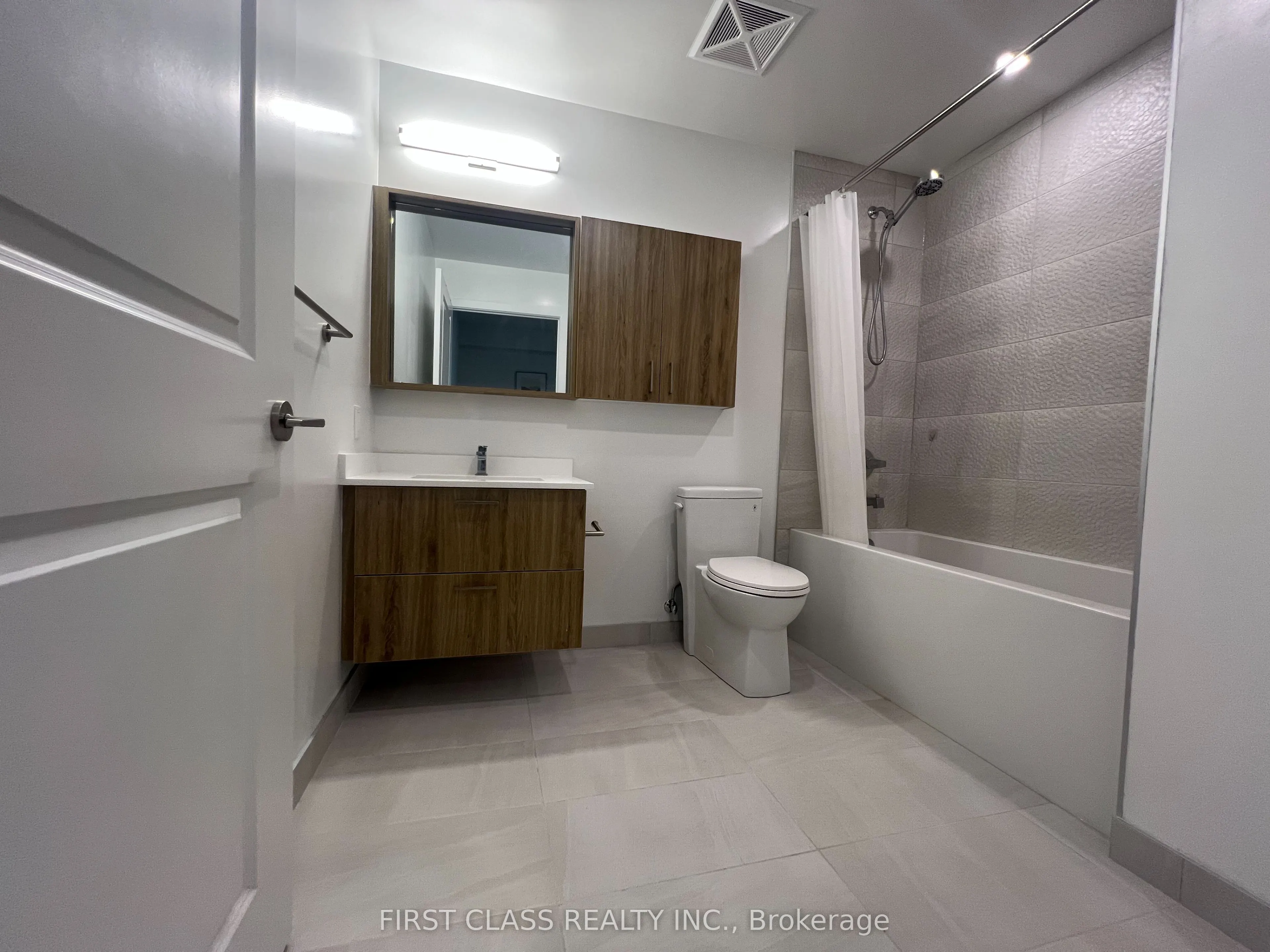 50 Upper Mall Way, #2404
