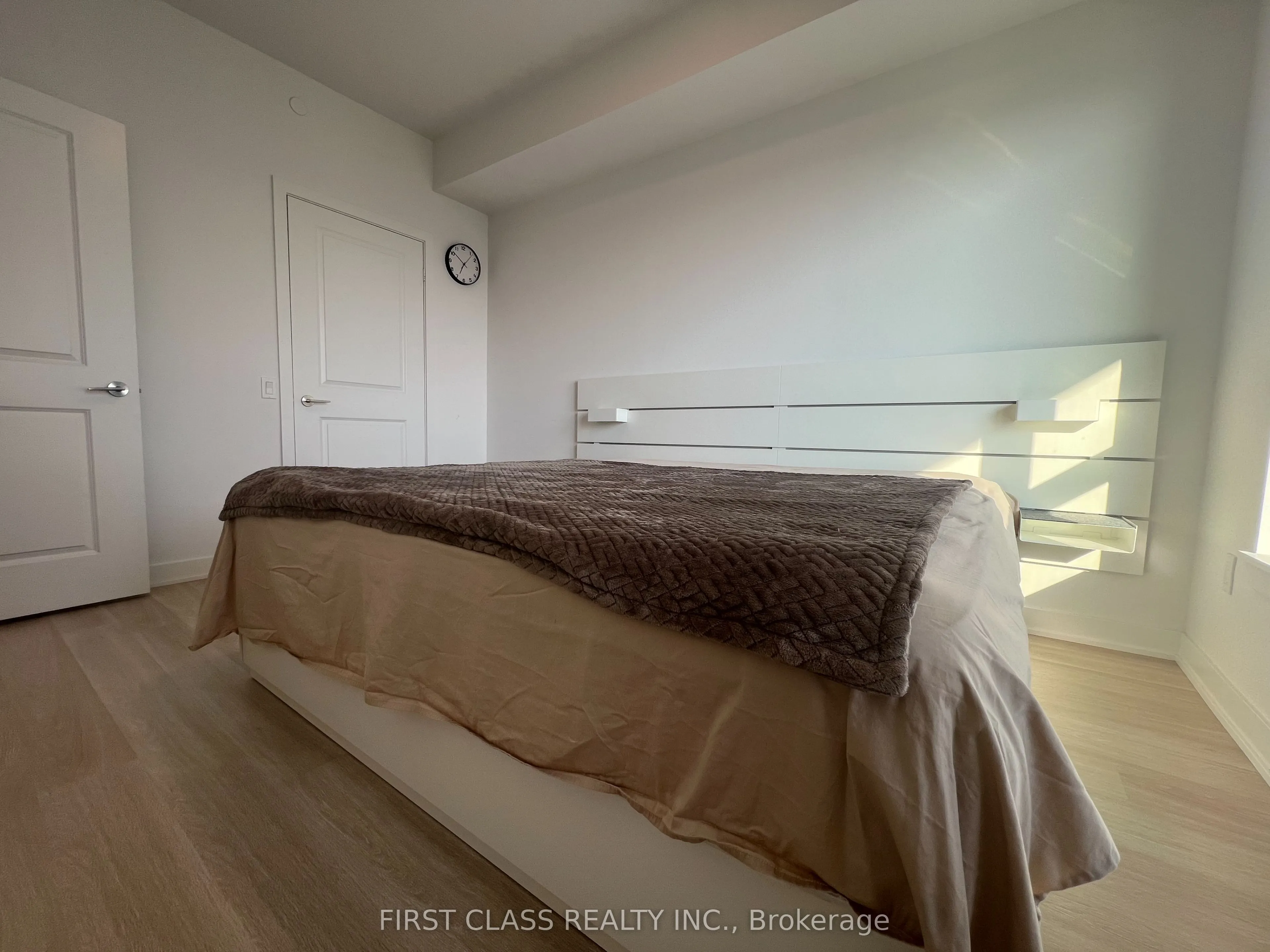 50 Upper Mall Way, #2404
