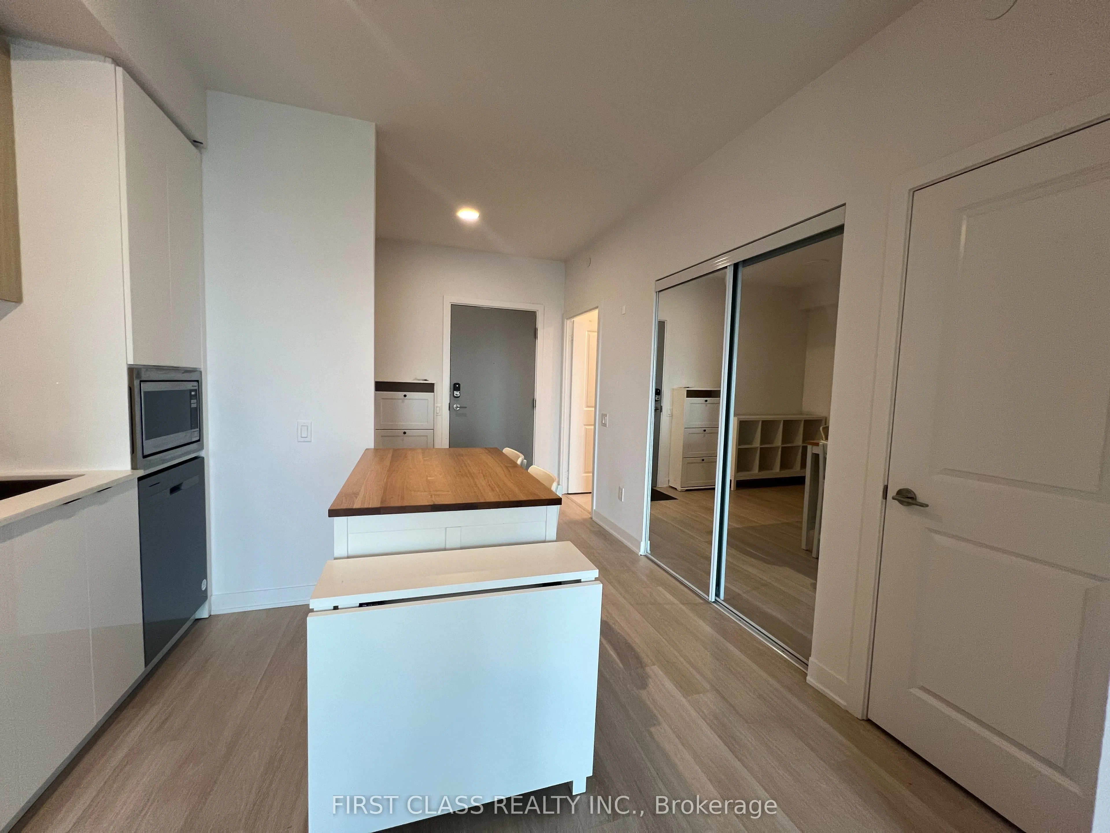 50 Upper Mall Way, #2404