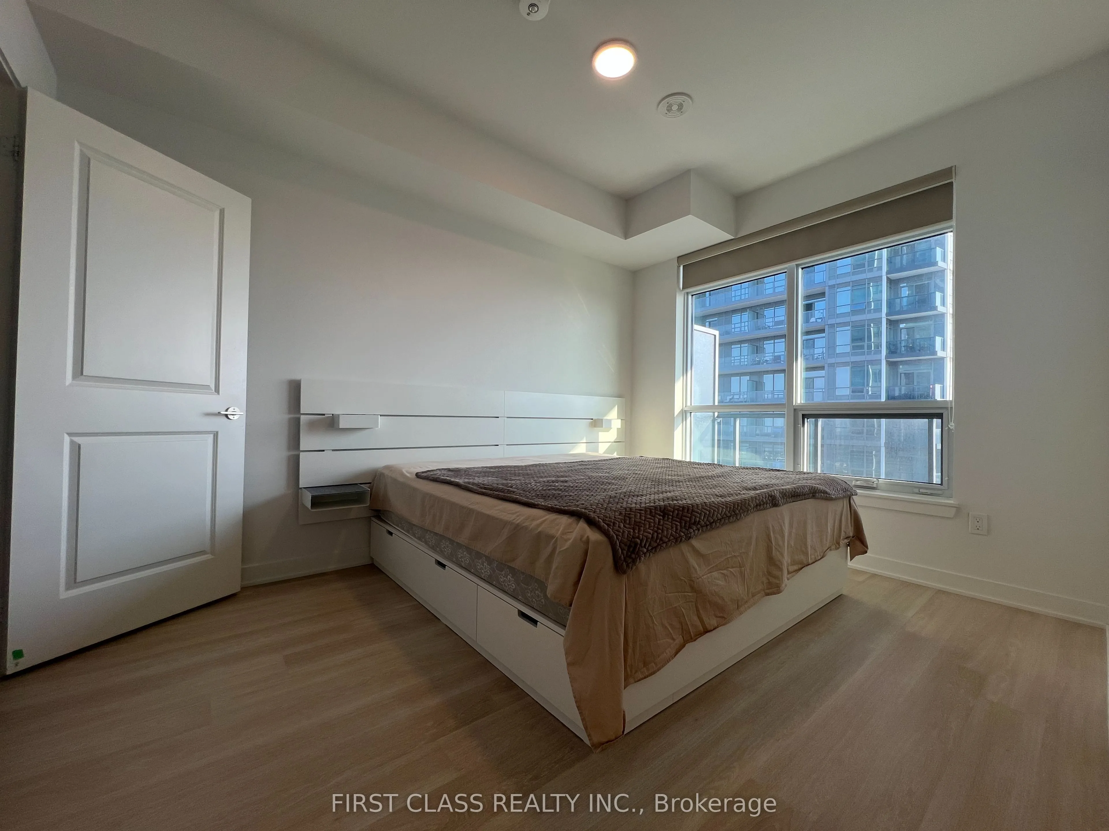 50 Upper Mall Way, #2404