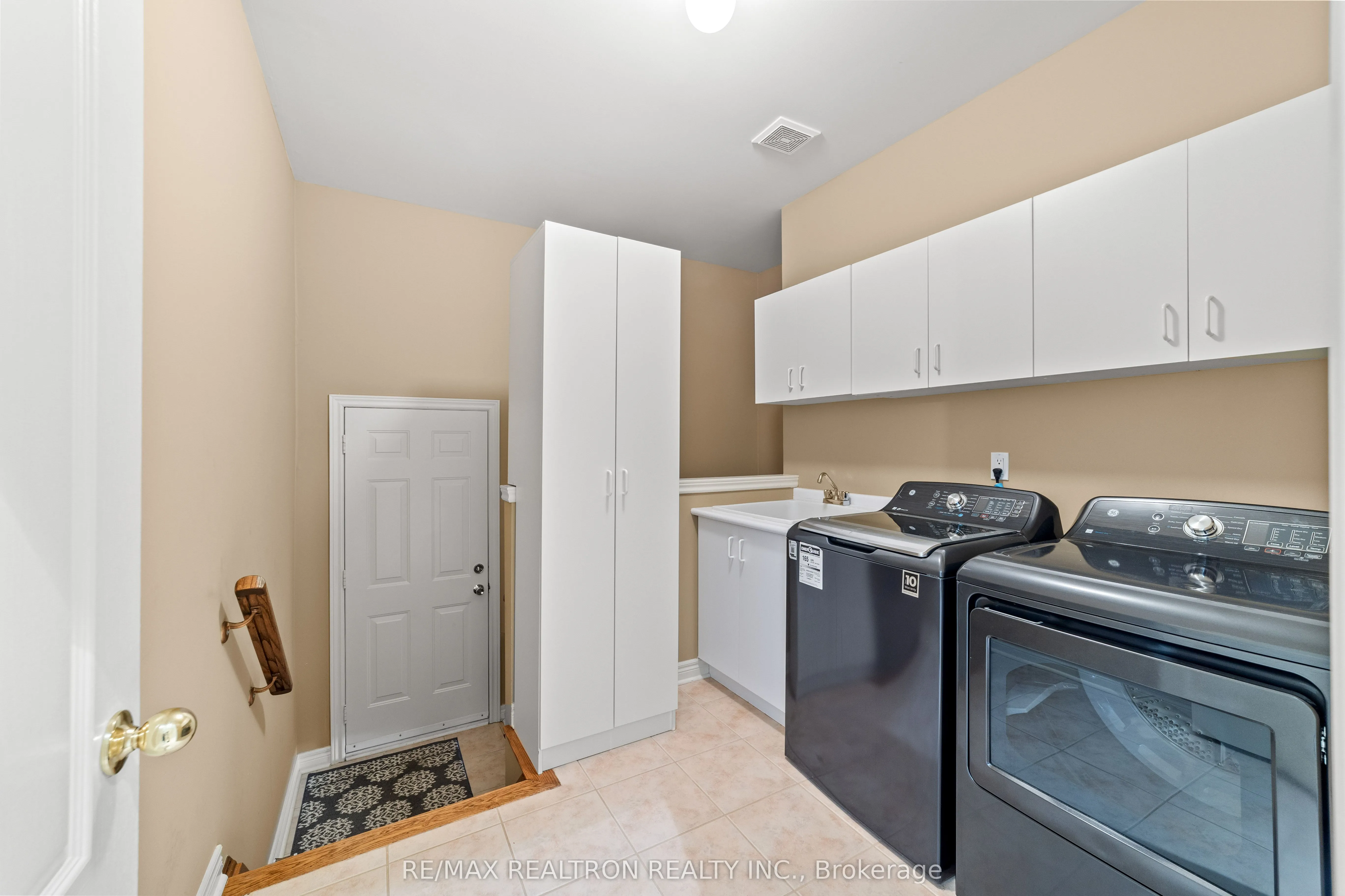 86 Novaview Crescent