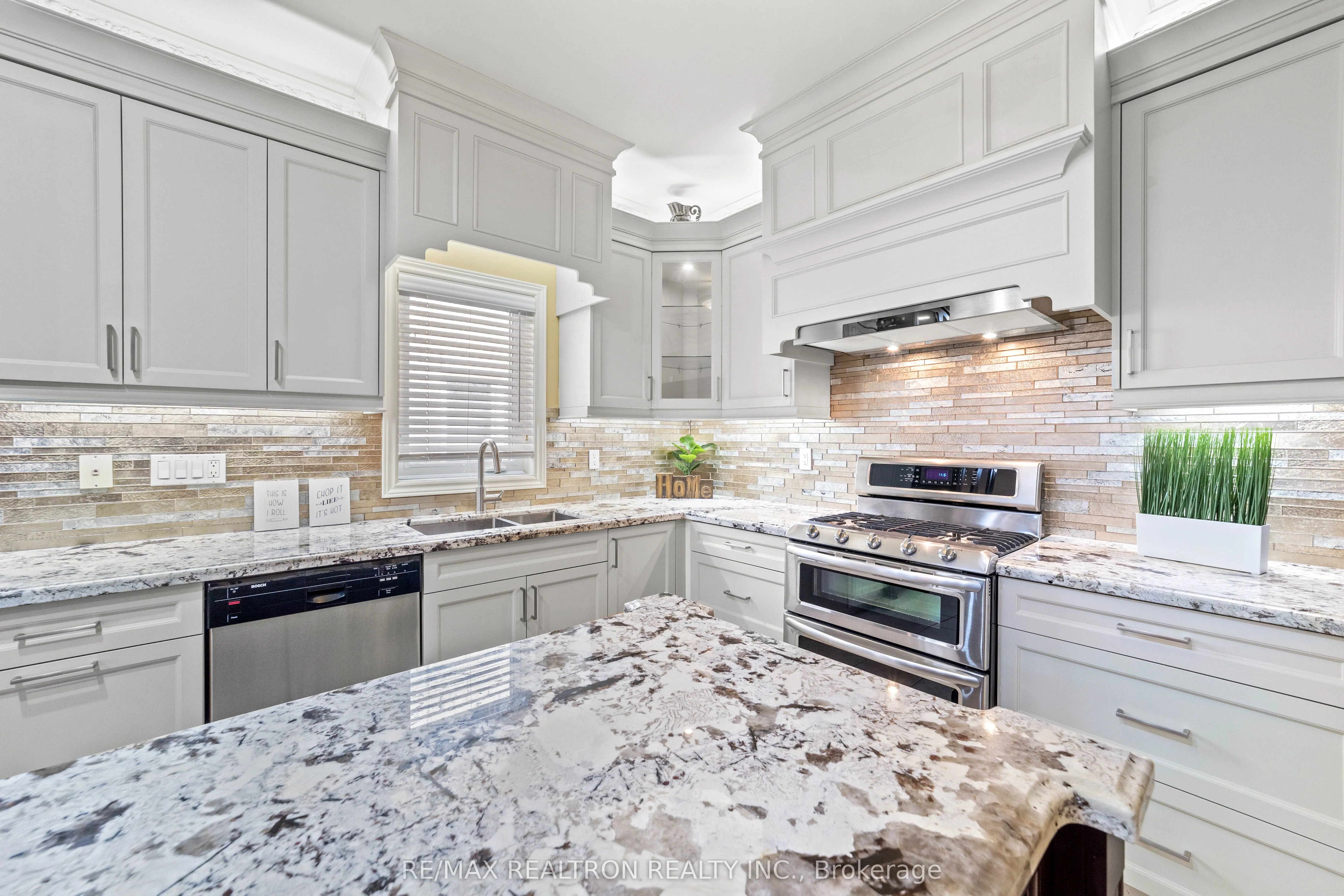 86 Novaview Crescent