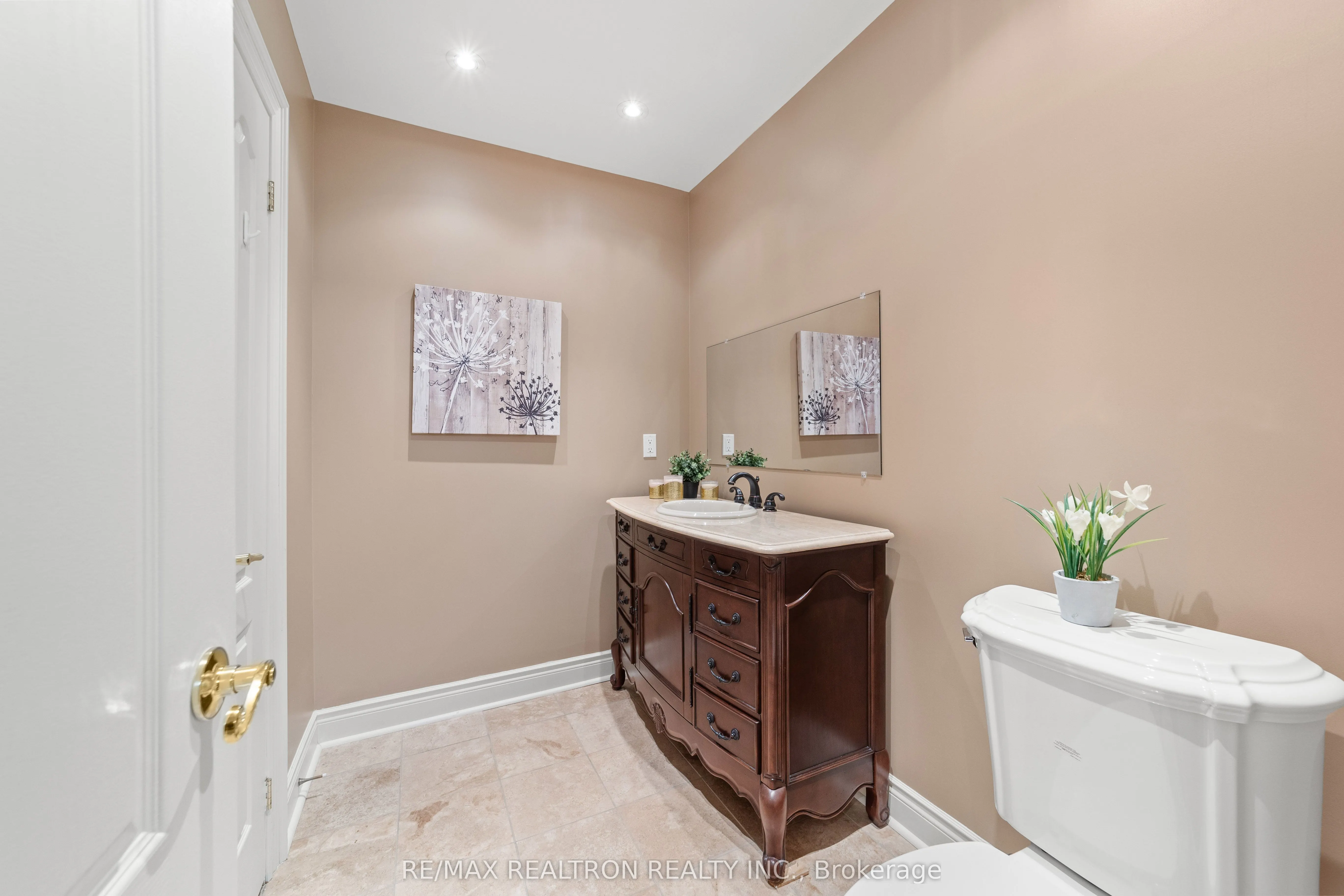 86 Novaview Crescent