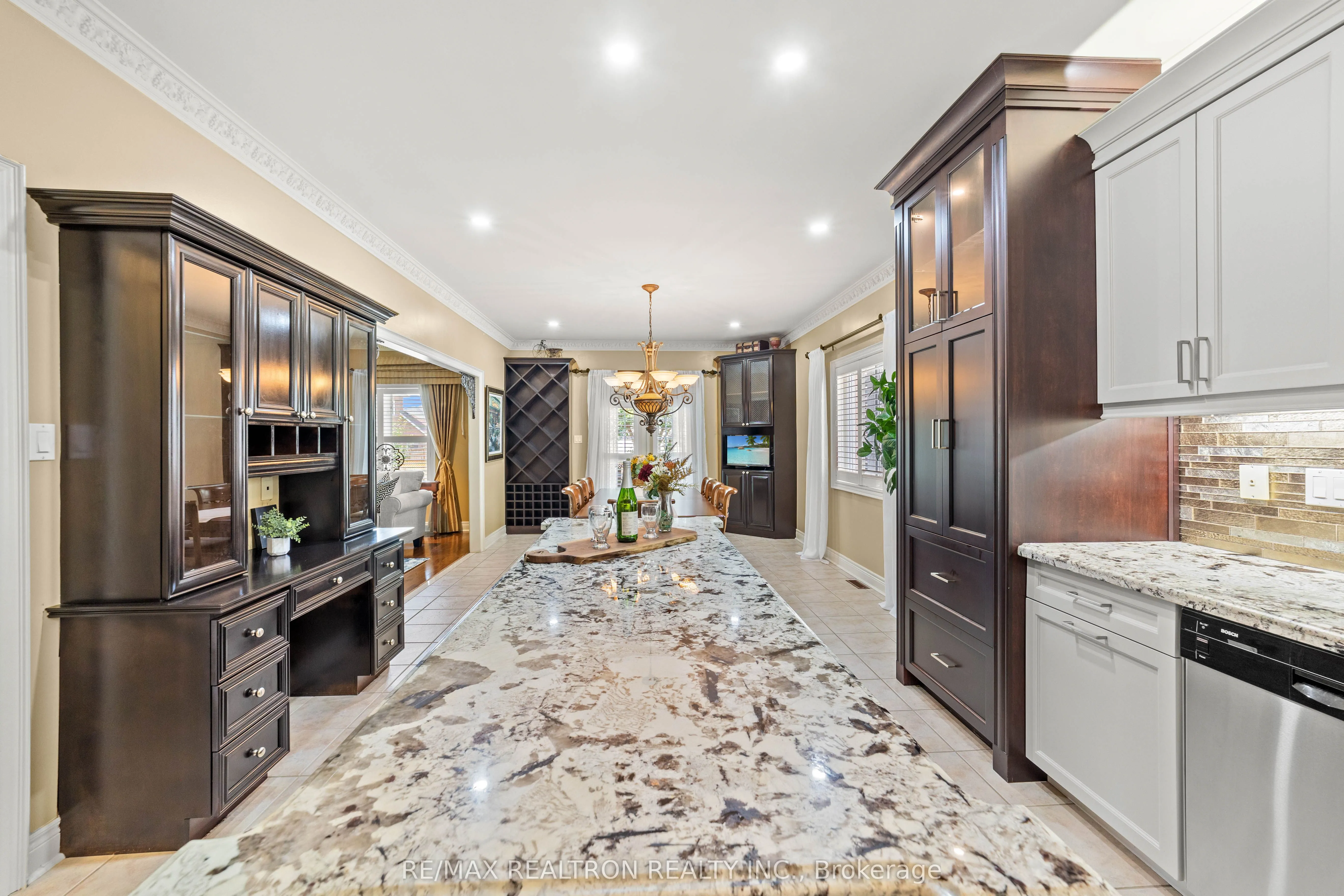 86 Novaview Crescent