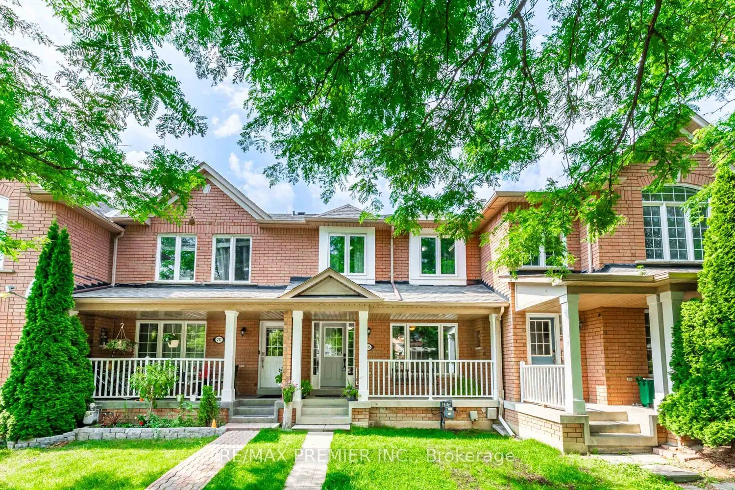 215 Equator Crescent