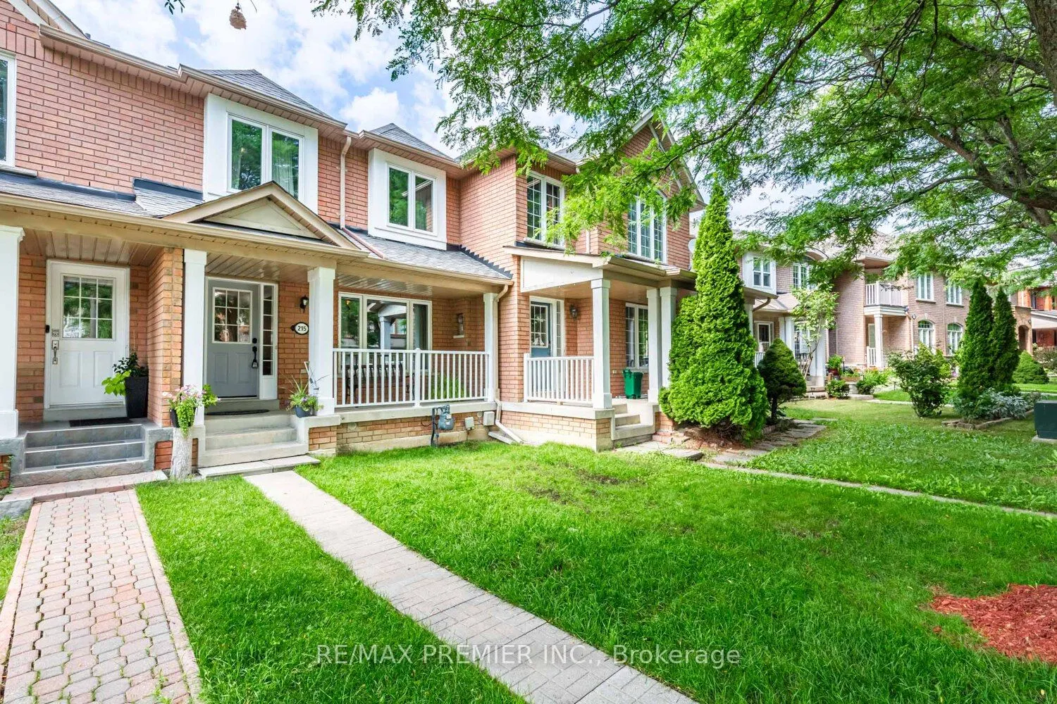 215 Equator Crescent