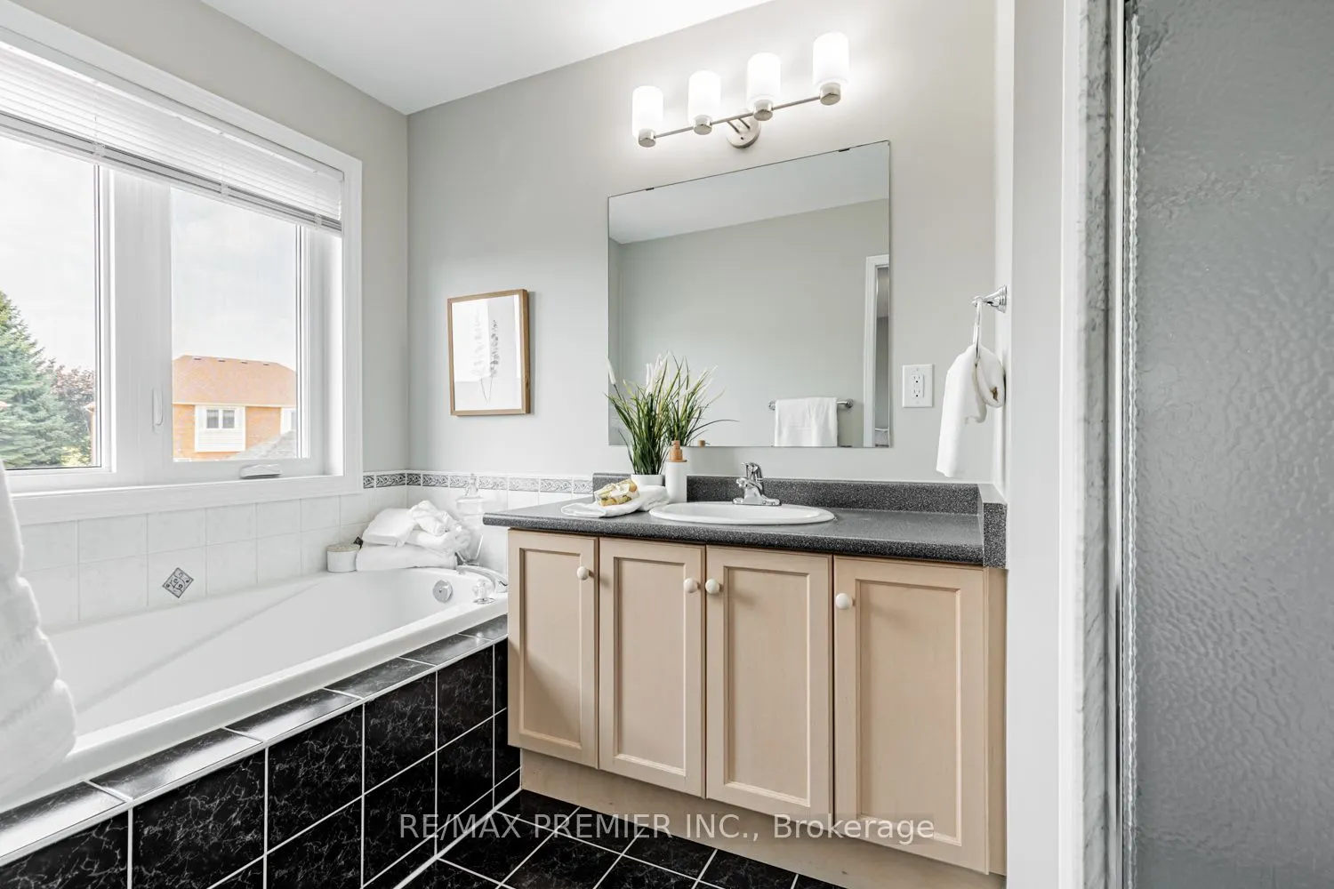 215 Equator Crescent