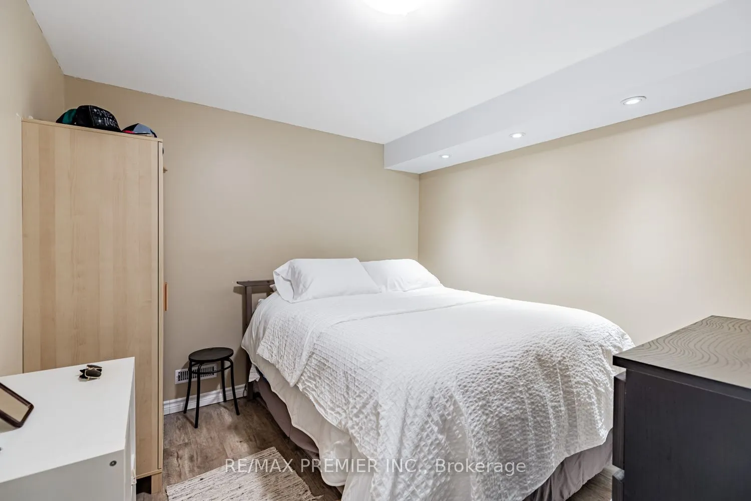 215 Equator Crescent
