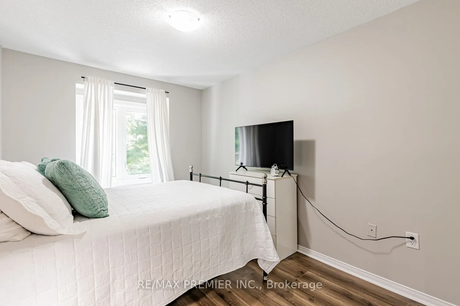 215 Equator Crescent