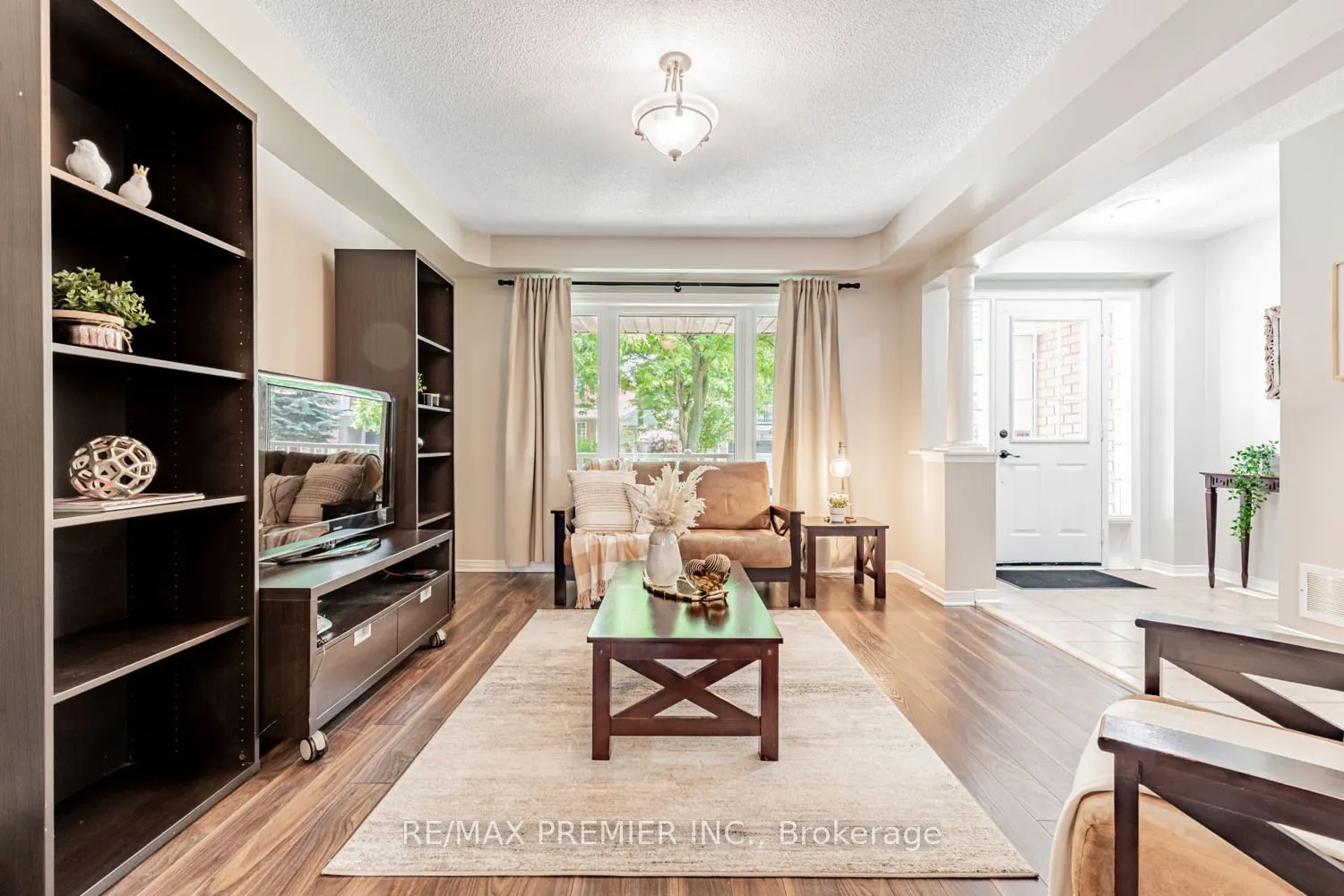 215 Equator Crescent