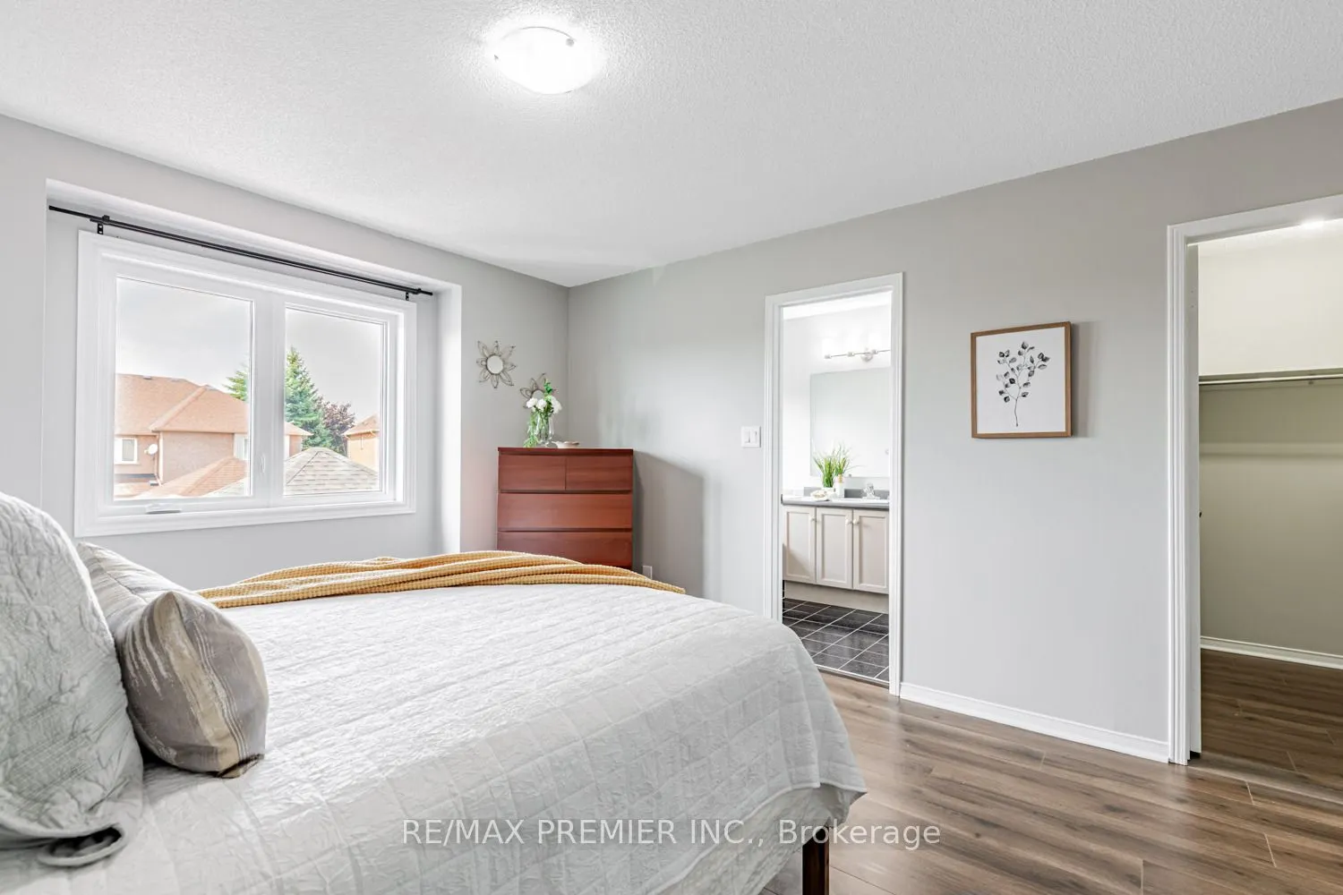 215 Equator Crescent