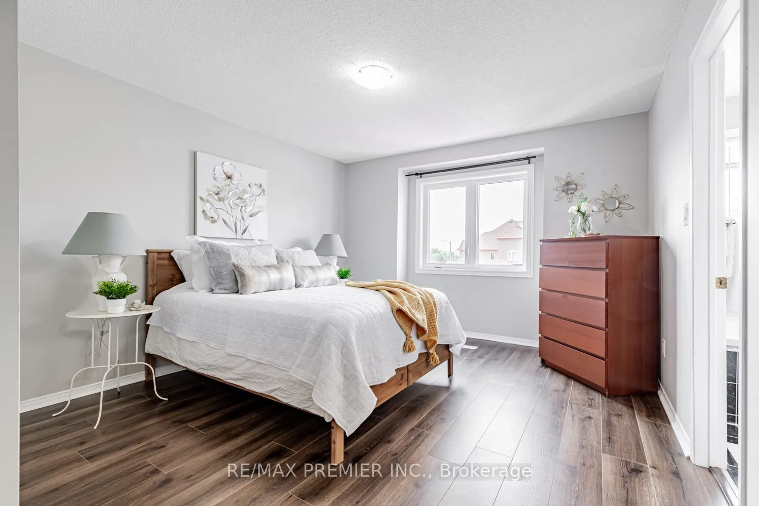 215 Equator Crescent