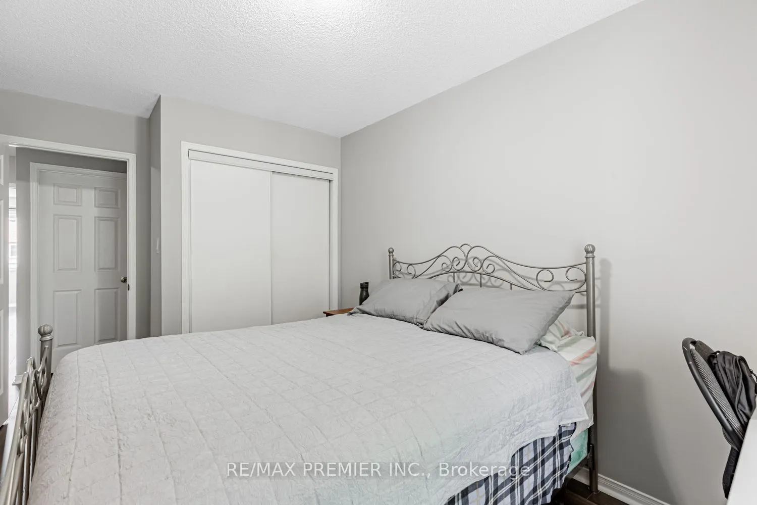 215 Equator Crescent