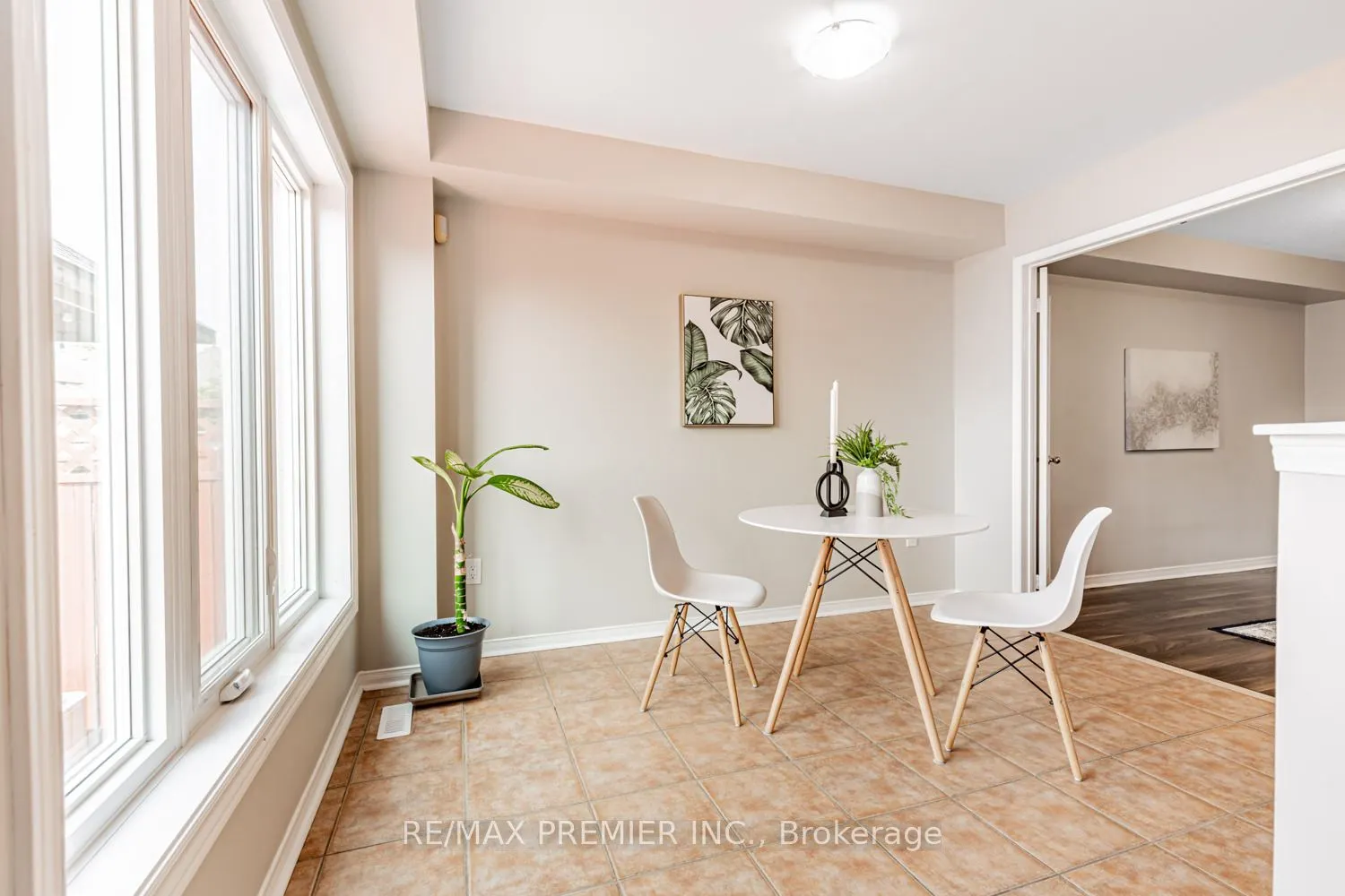 215 Equator Crescent