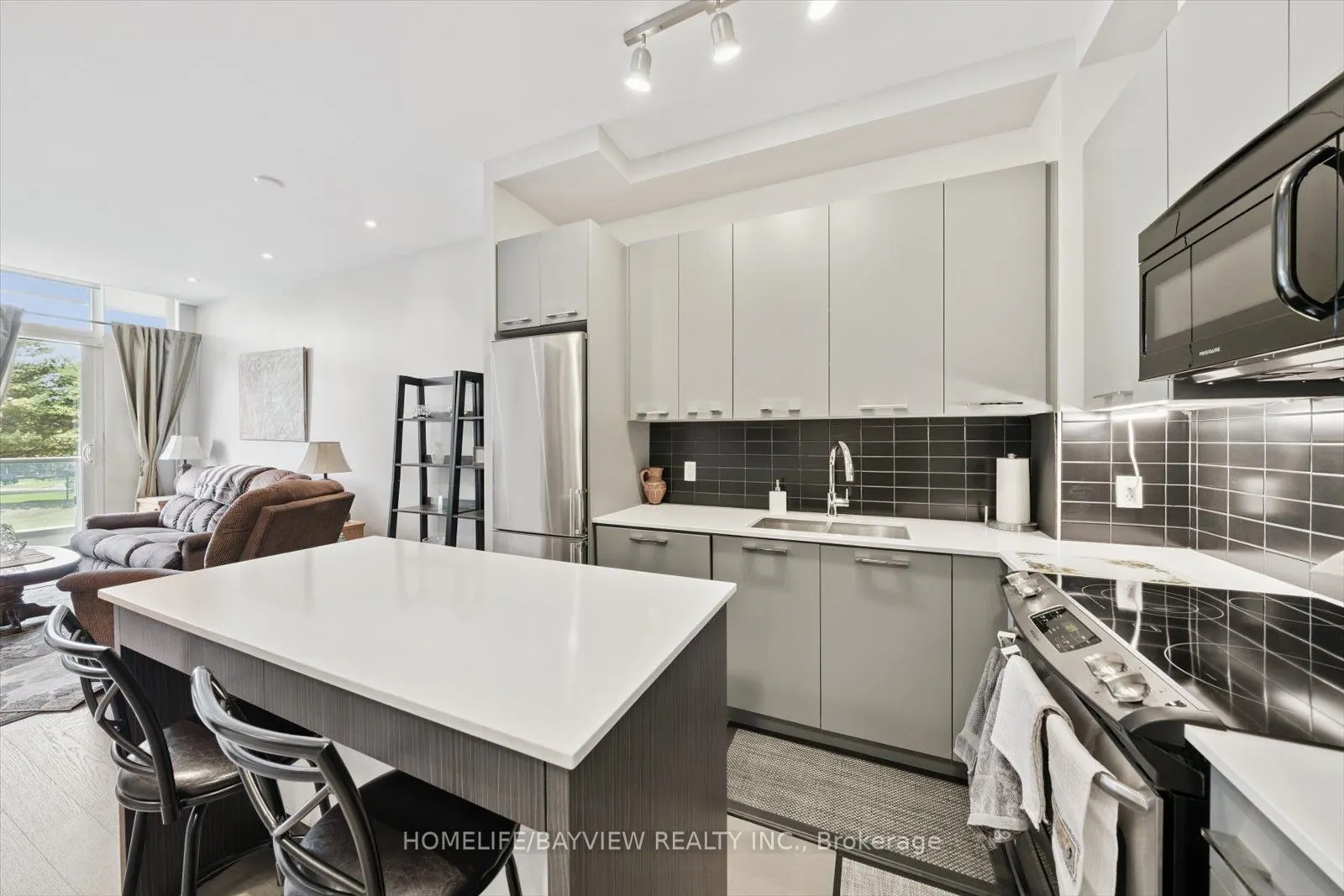 9471 Yonge Street, #220
