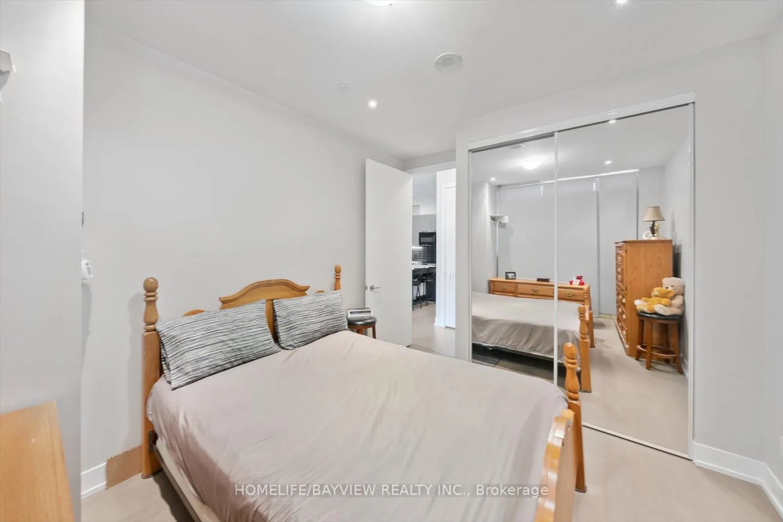 9471 Yonge Street, #220