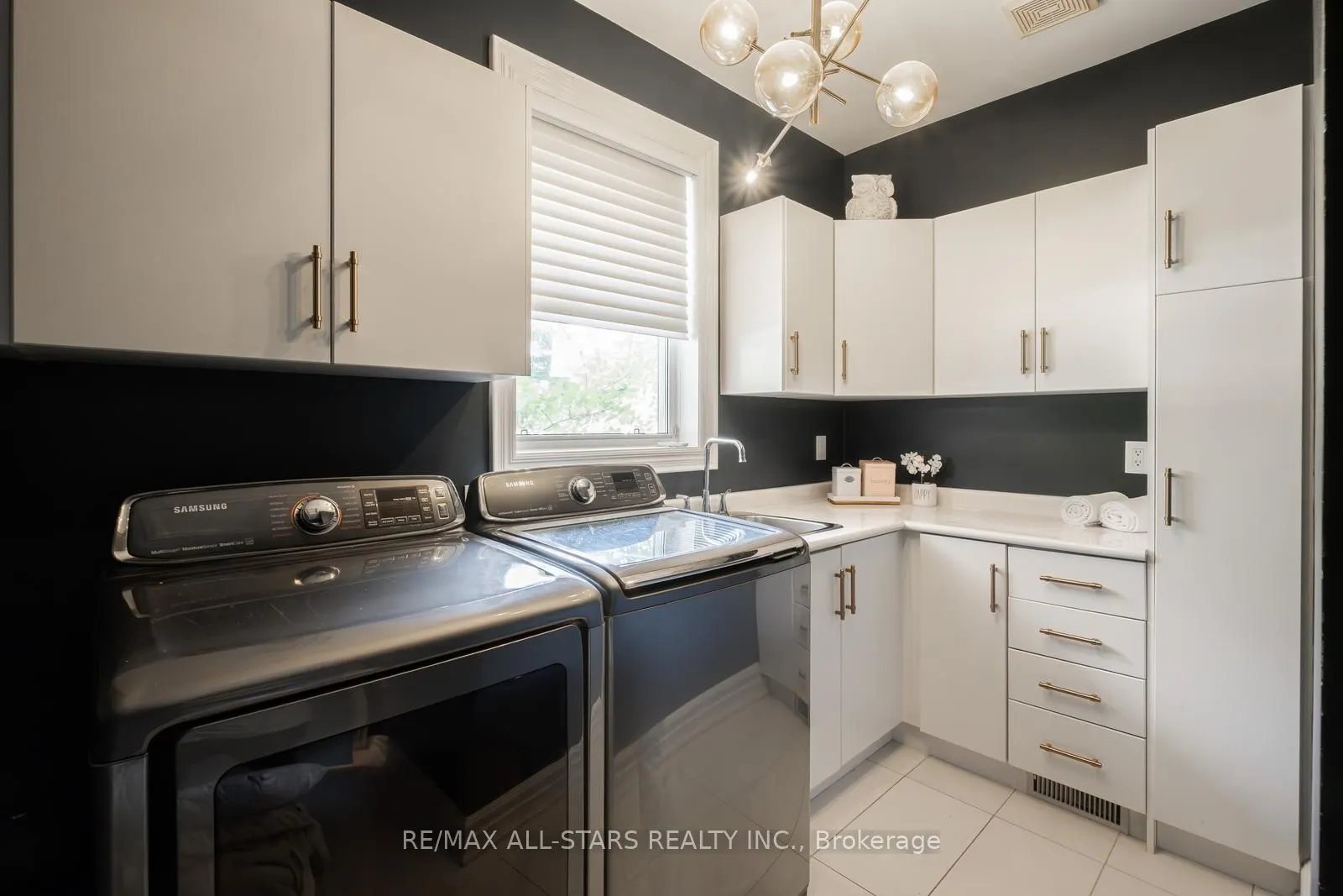 2 Robert Gray Road