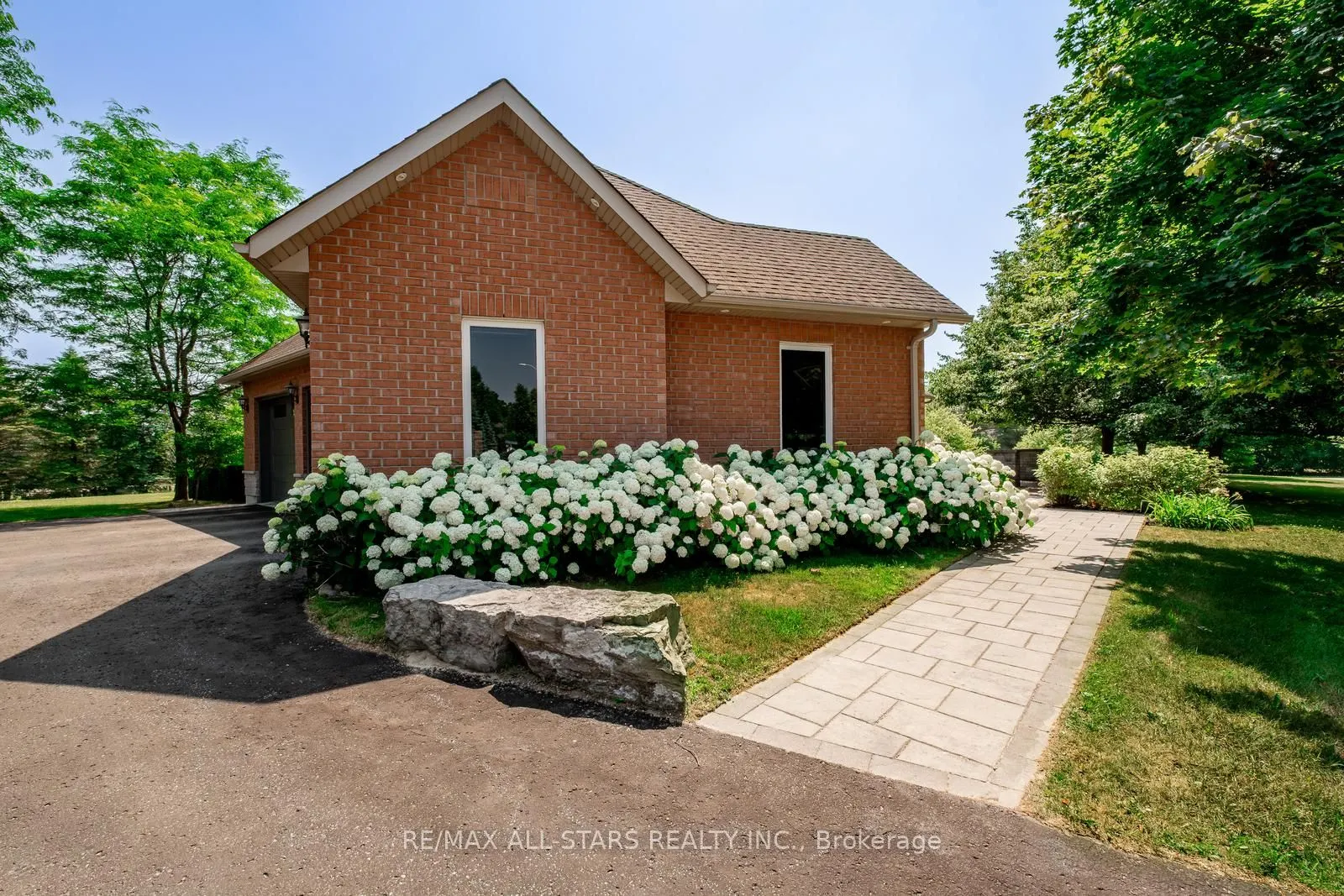 2 Robert Gray Road