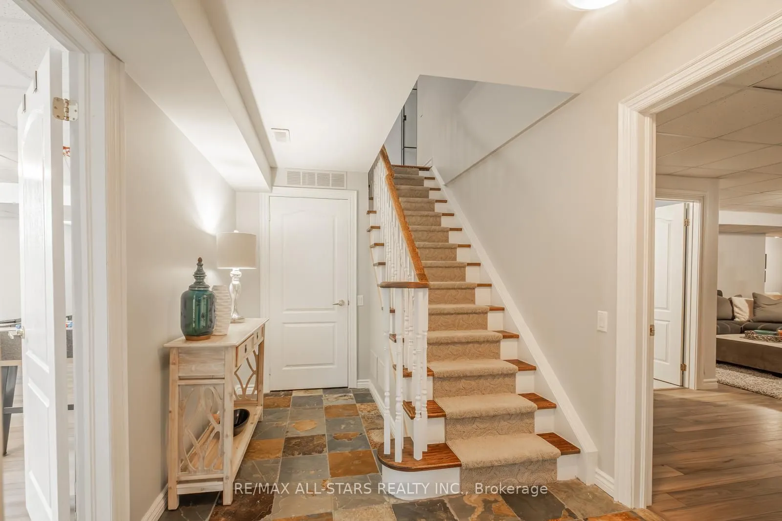 2 Robert Gray Road