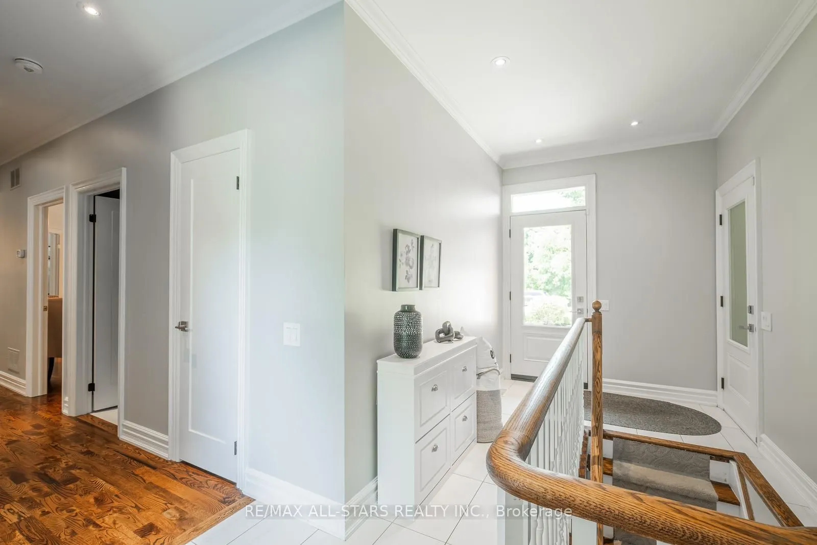 2 Robert Gray Road