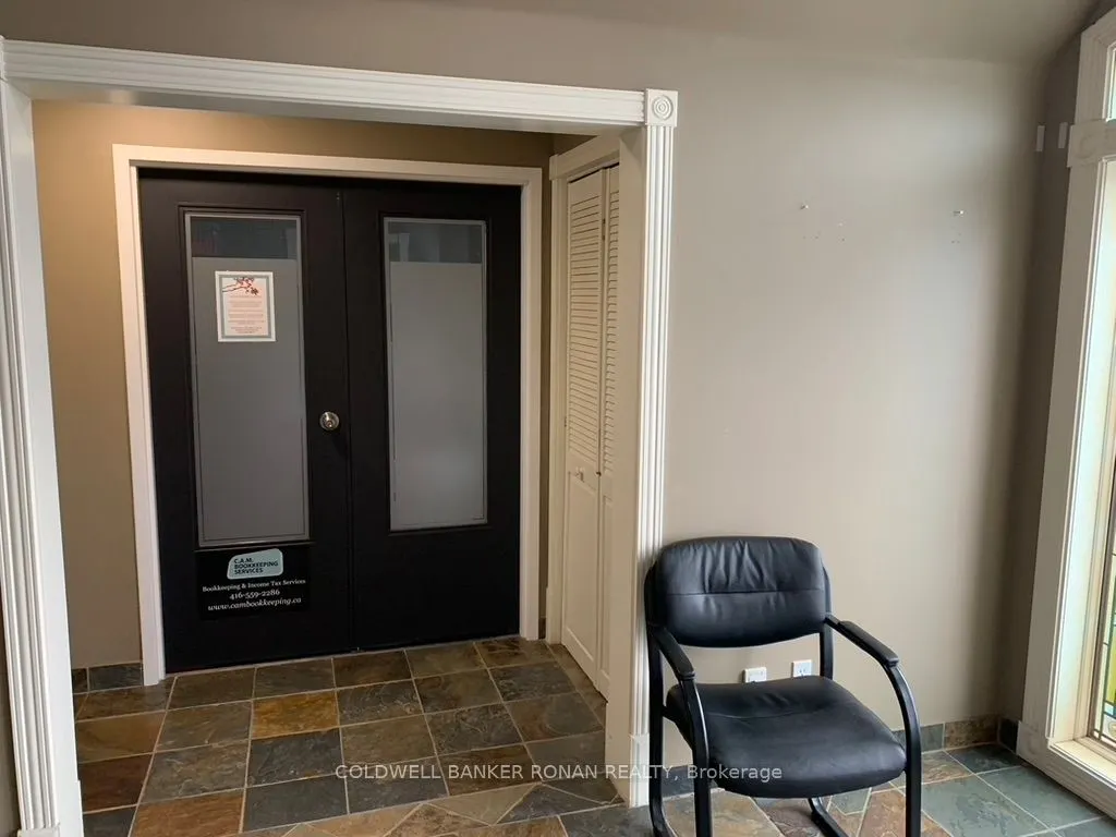 36 Victoria Street W, #305