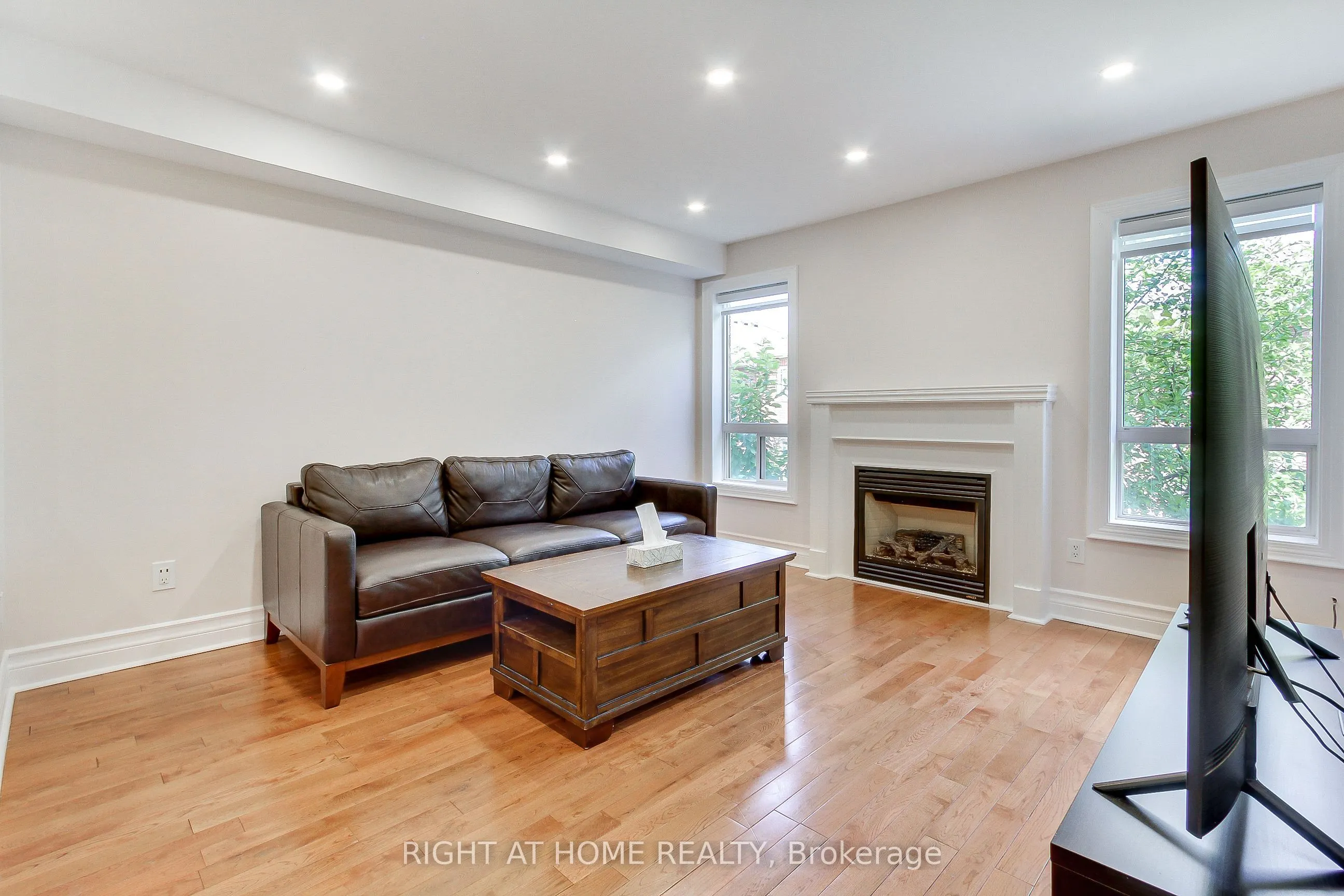 23 Maffey Crescent E