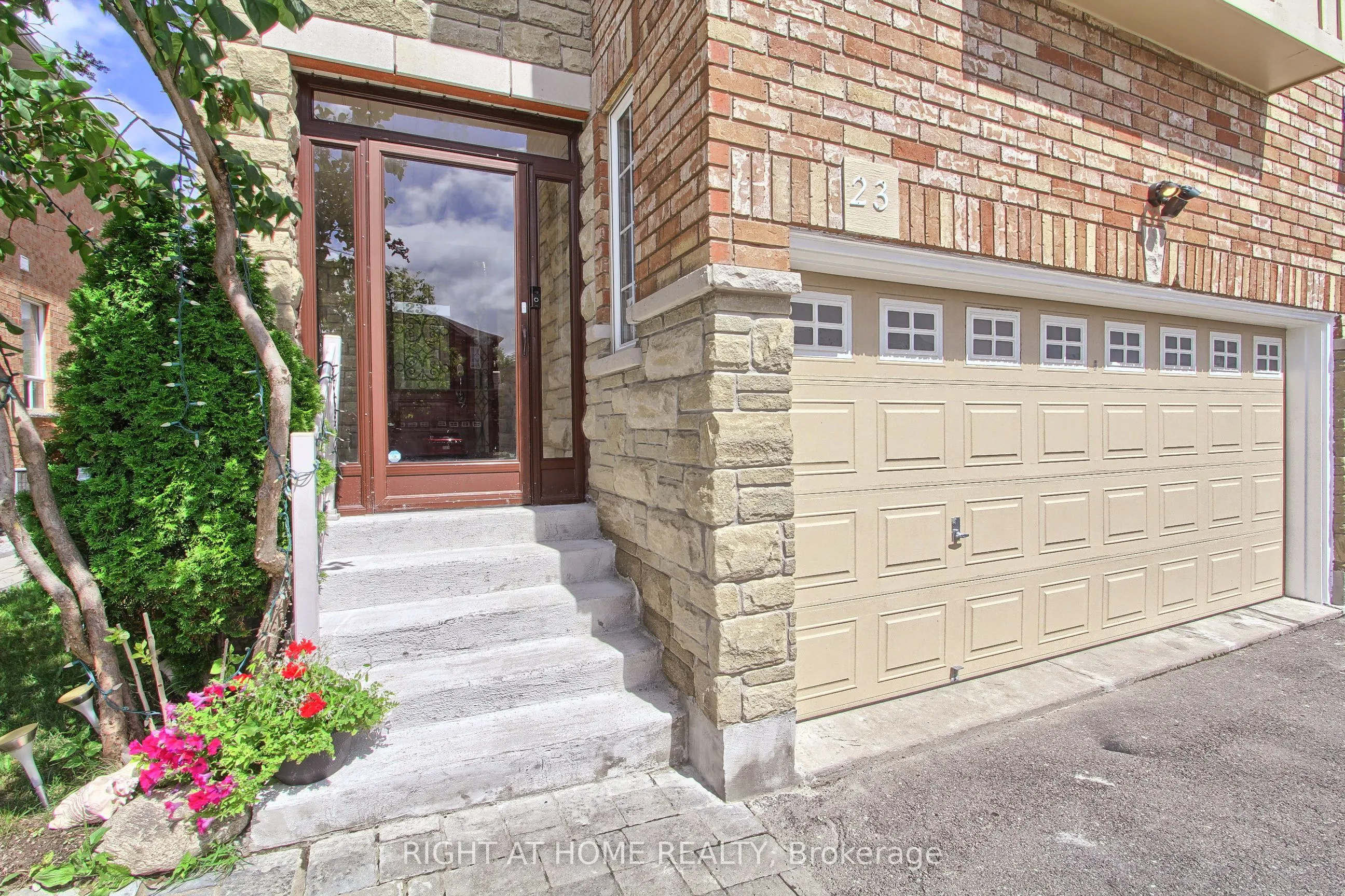 23 Maffey Crescent E