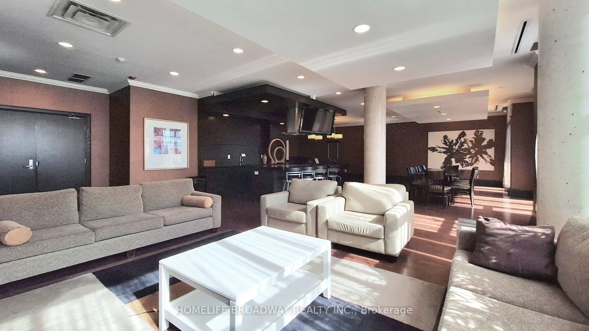 1 Upper Duke Crescent, #902