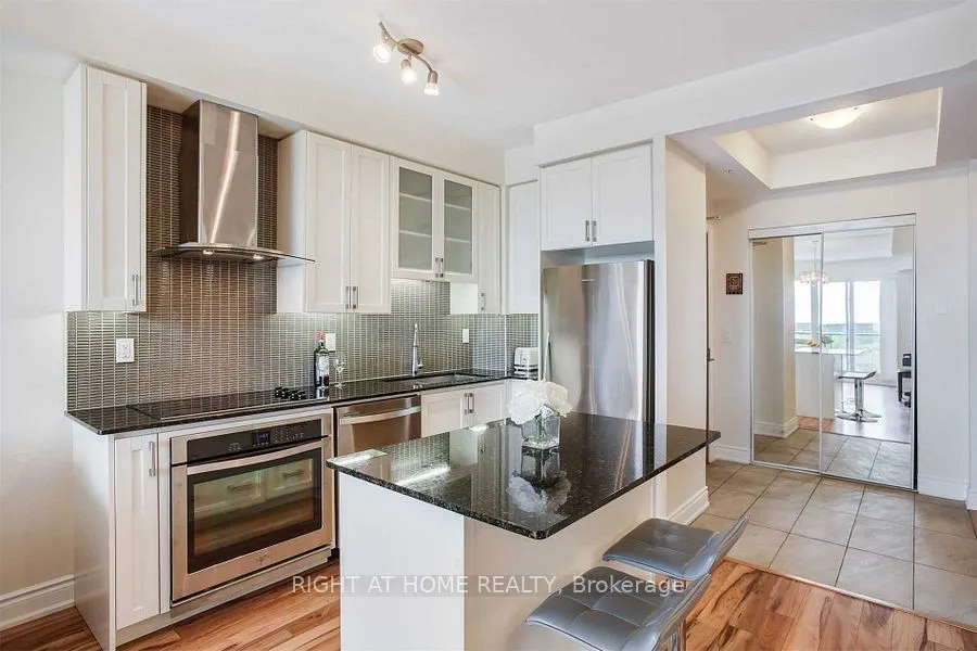 9088 Yonge Street, #907