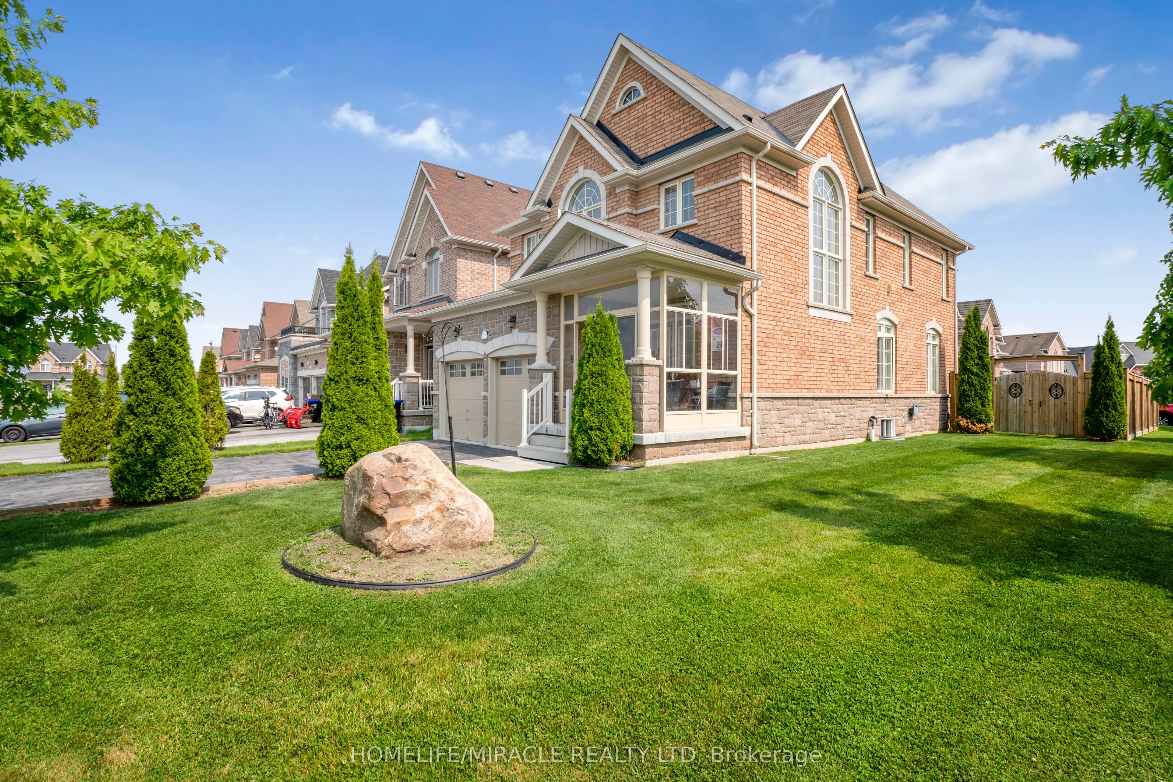 2215 Dawson Crescent