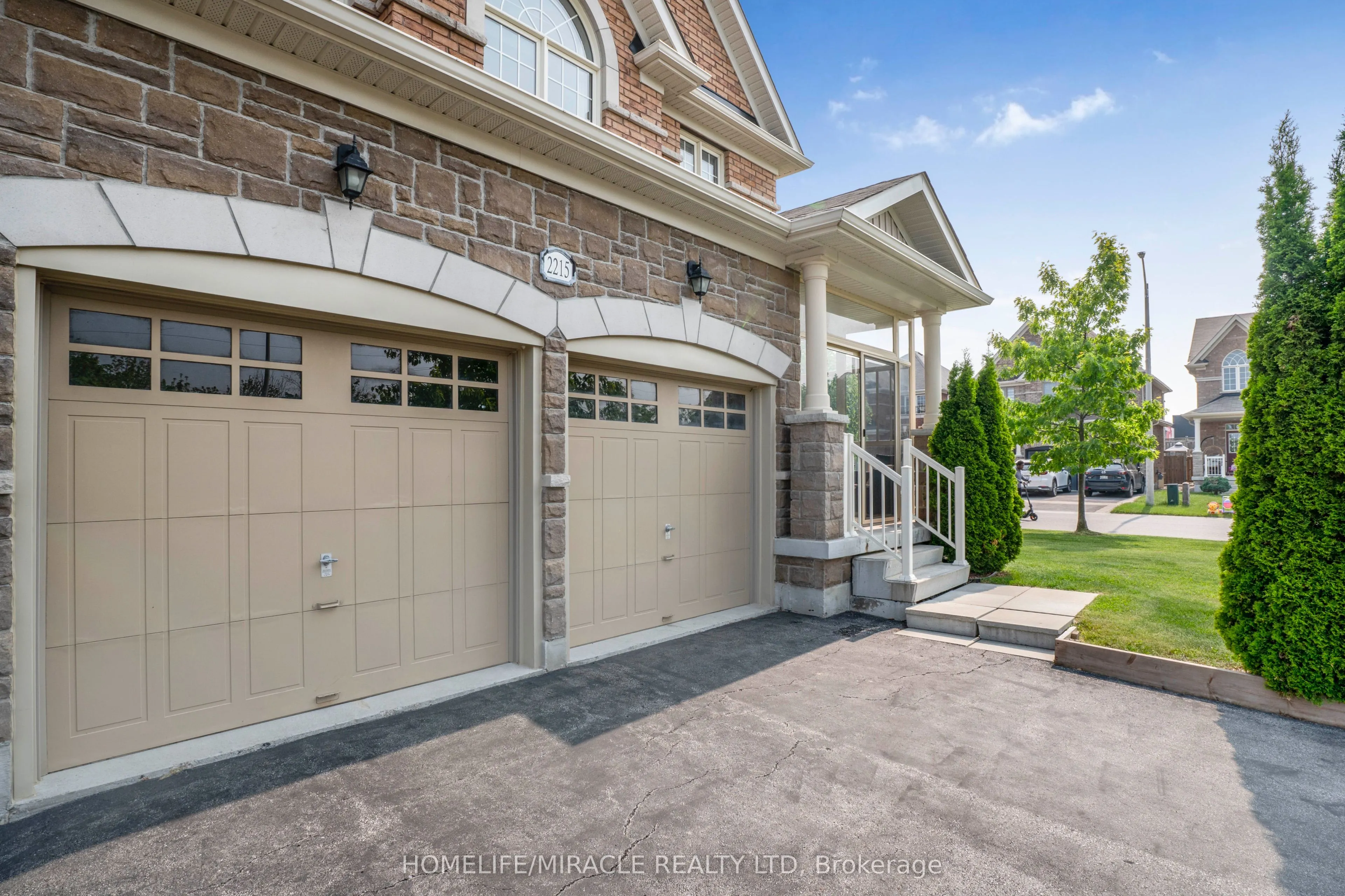 2215 Dawson Crescent