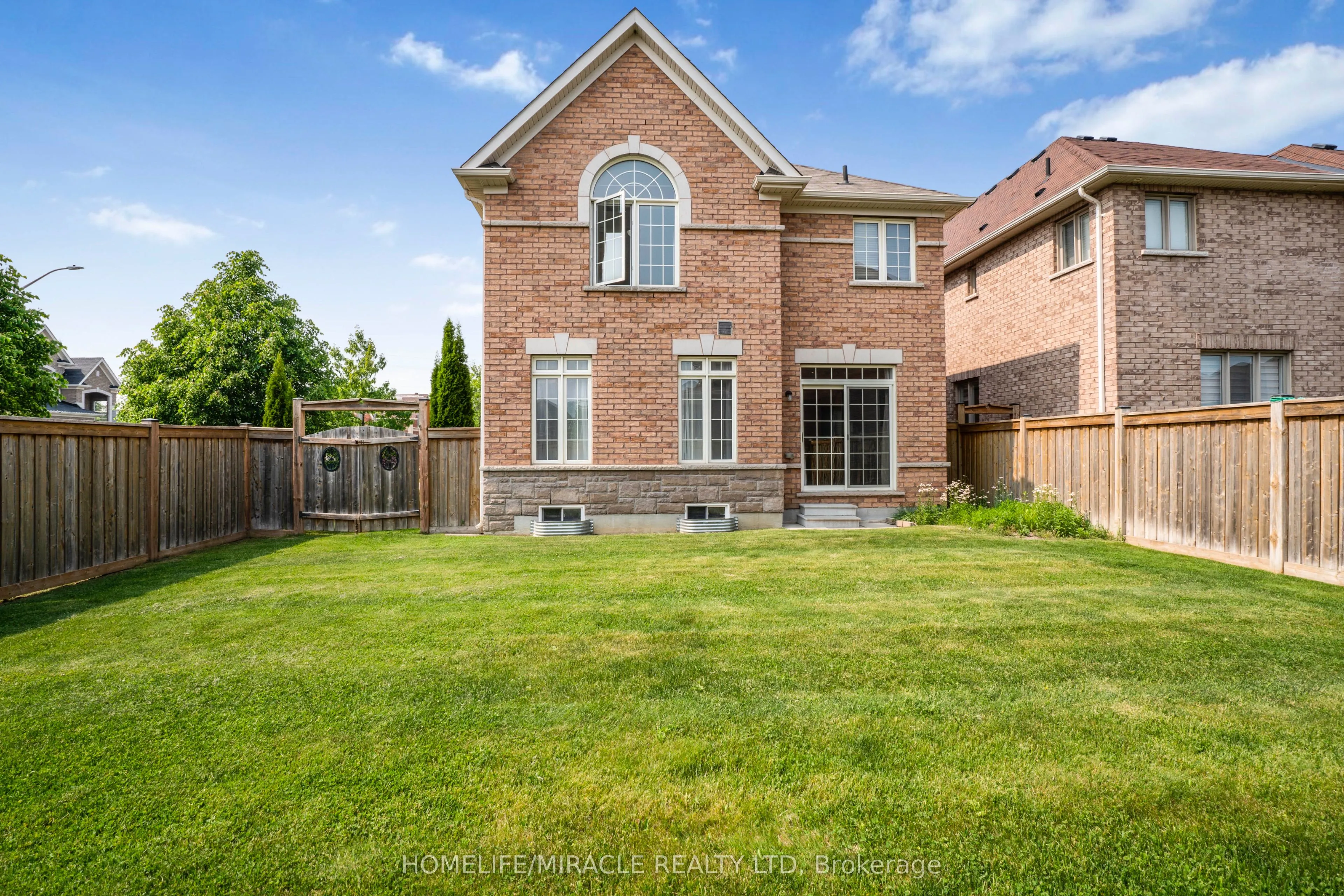 2215 Dawson Crescent