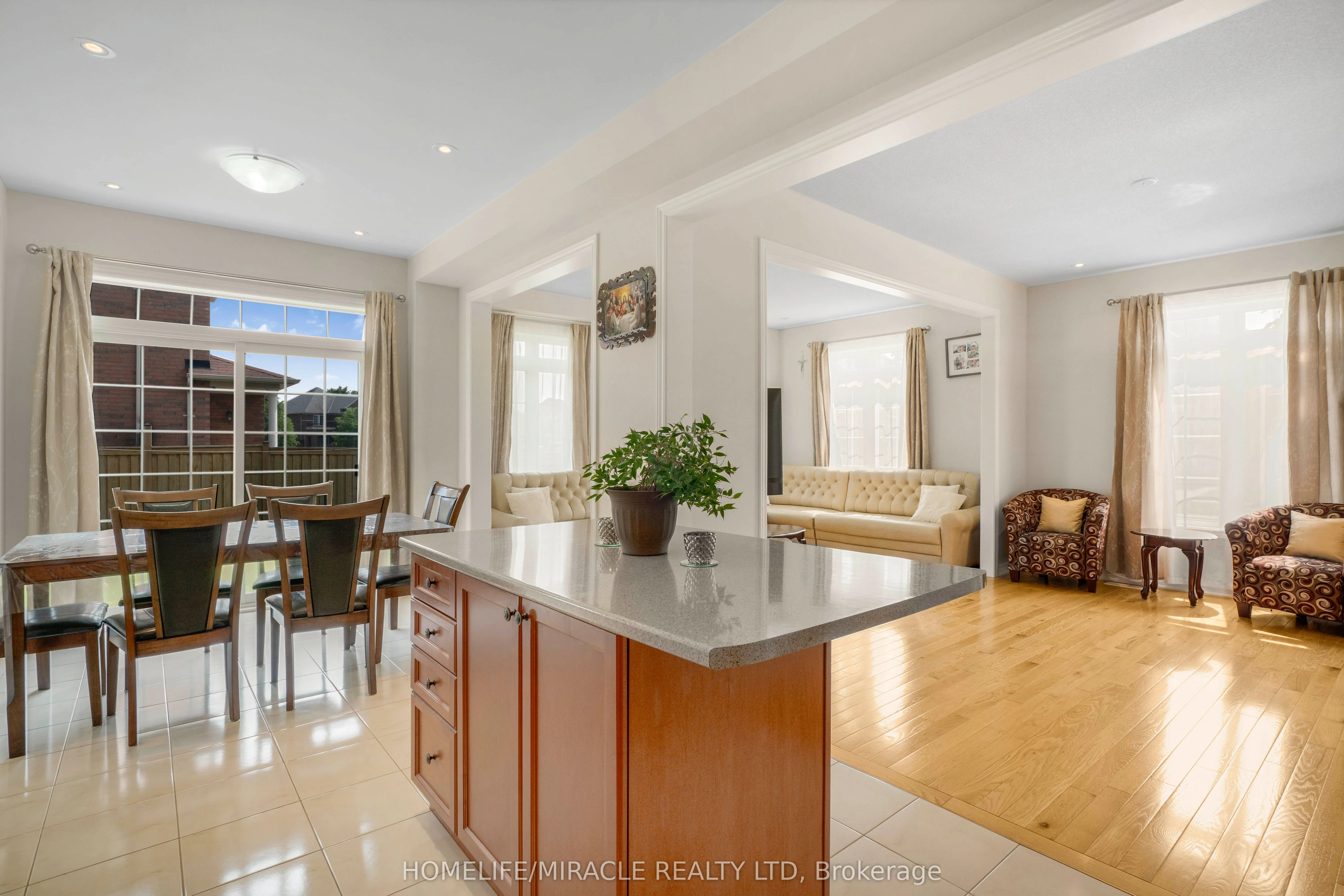 2215 Dawson Crescent