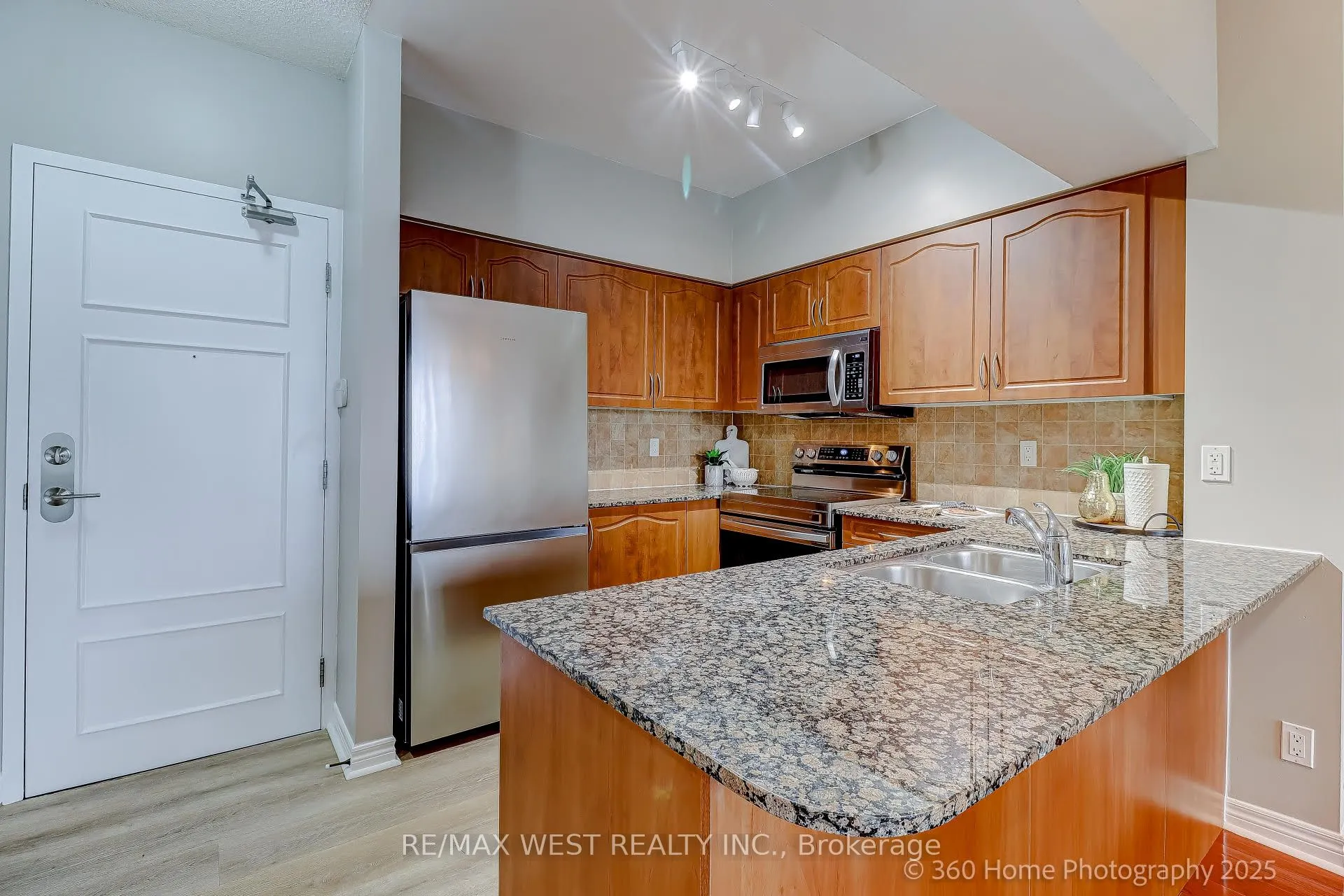 350 Red Maple Road, #802