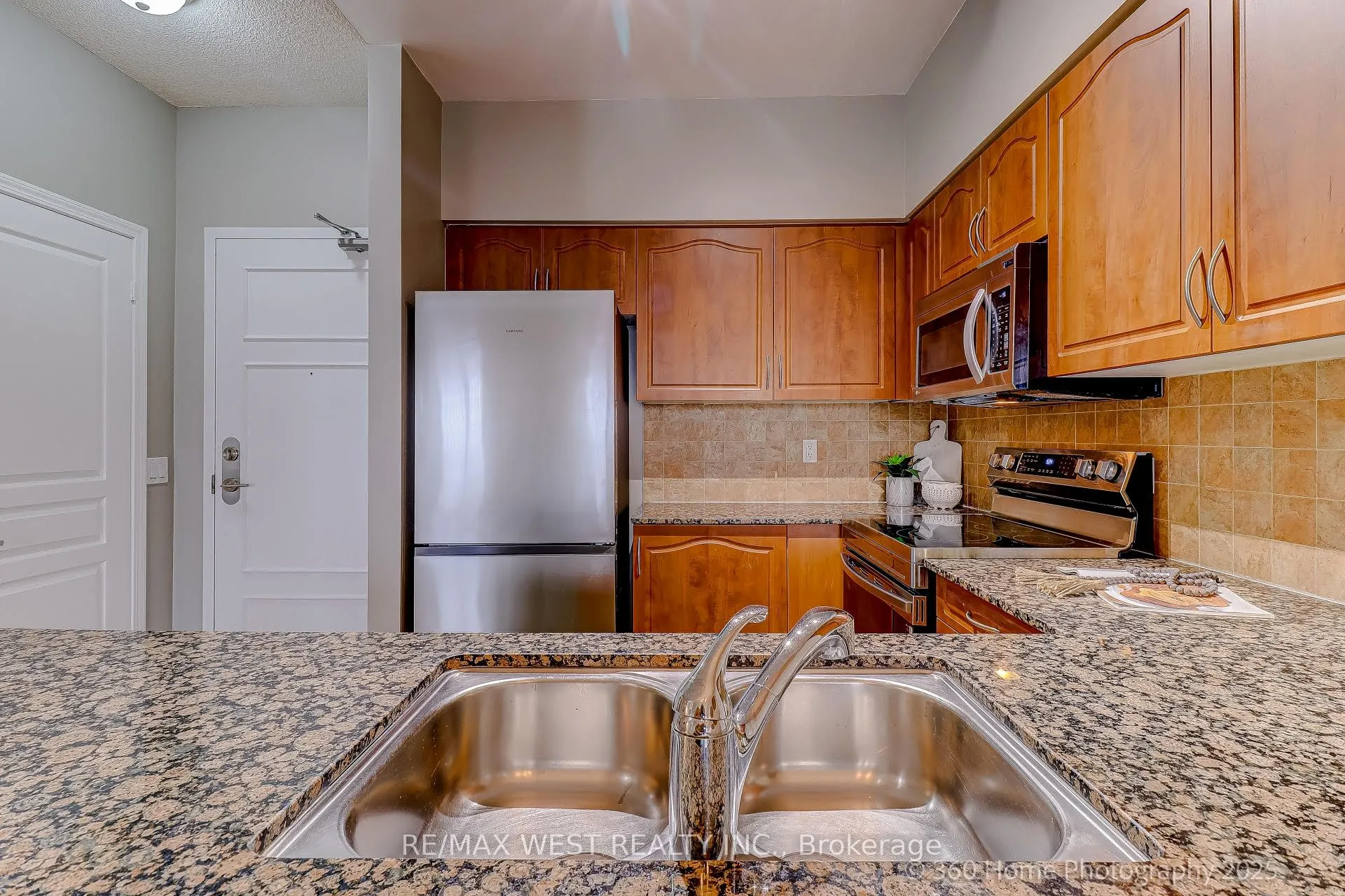 350 Red Maple Road, #802