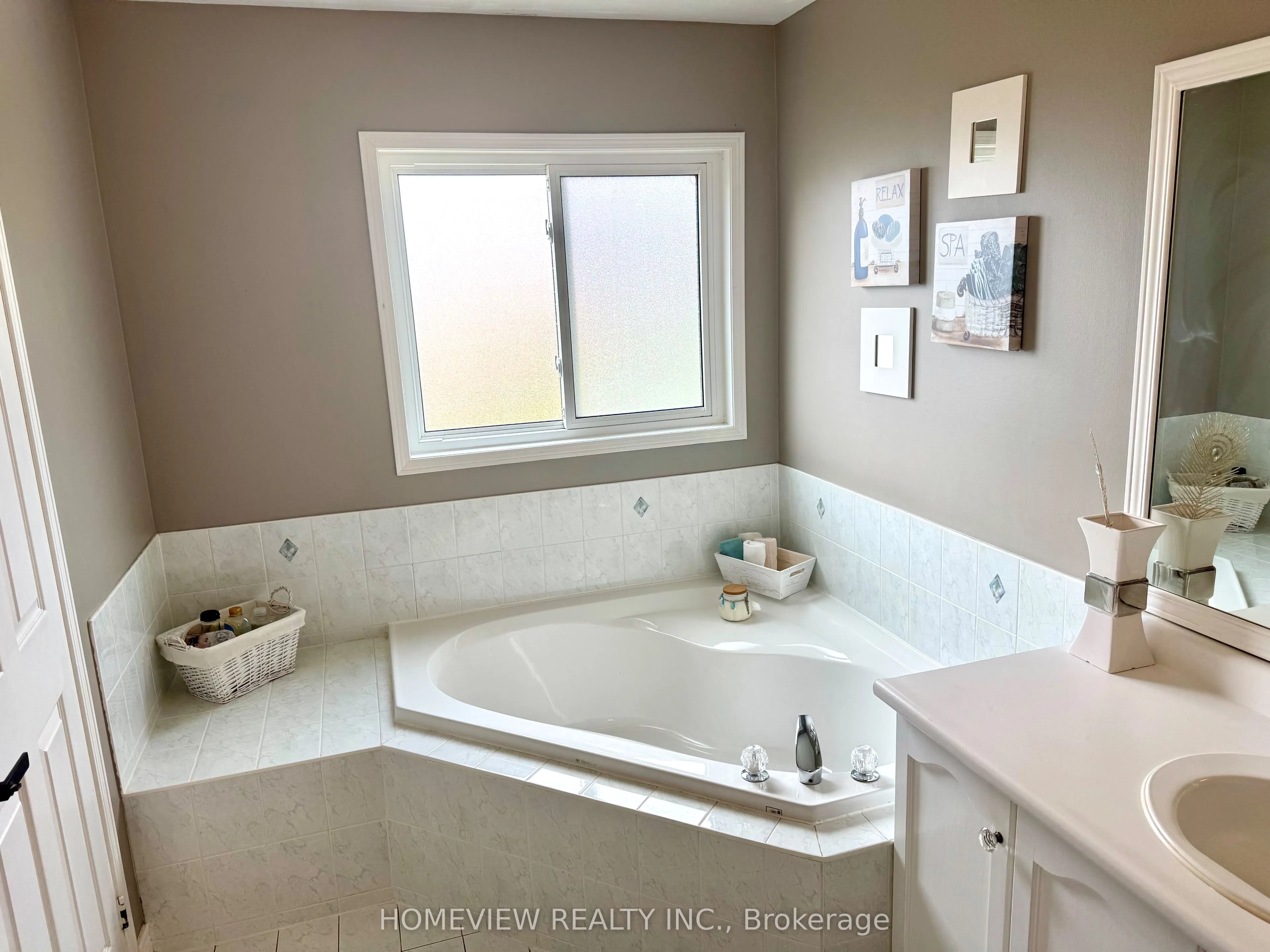 18 Blue Willow Drive E, #Upper Section