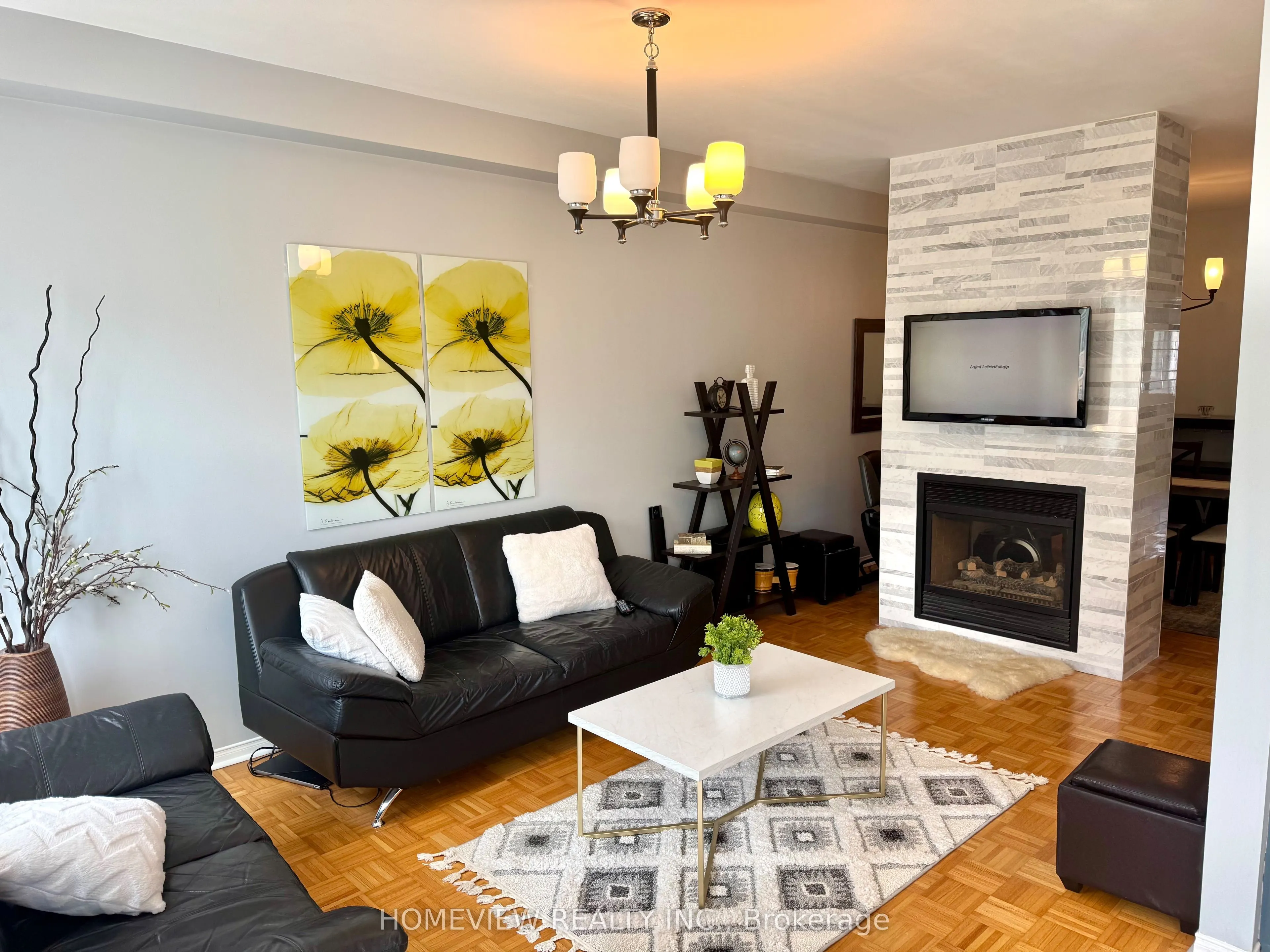 18 Blue Willow Drive E, #Upper Section