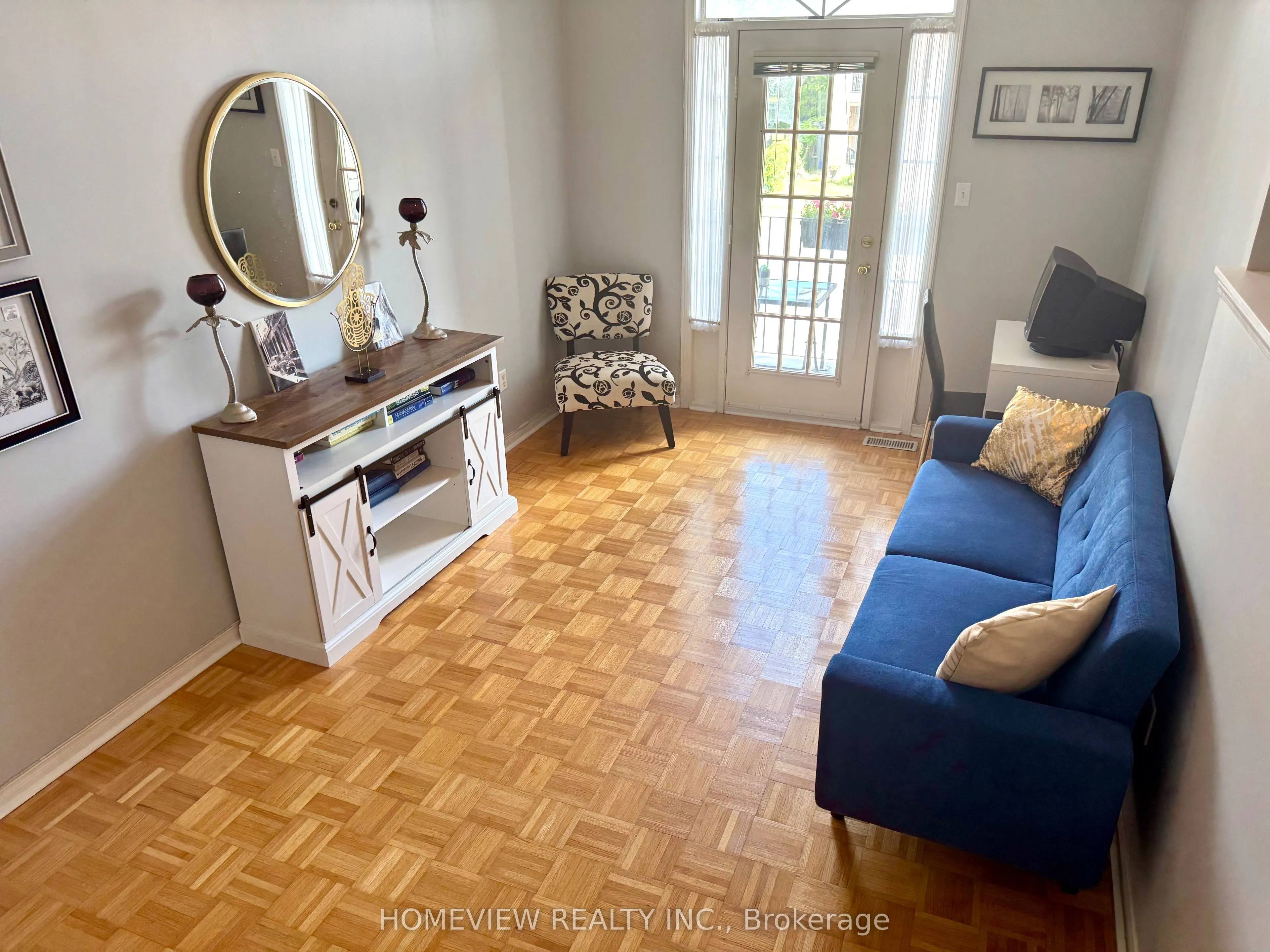 18 Blue Willow Drive E, #Upper Section