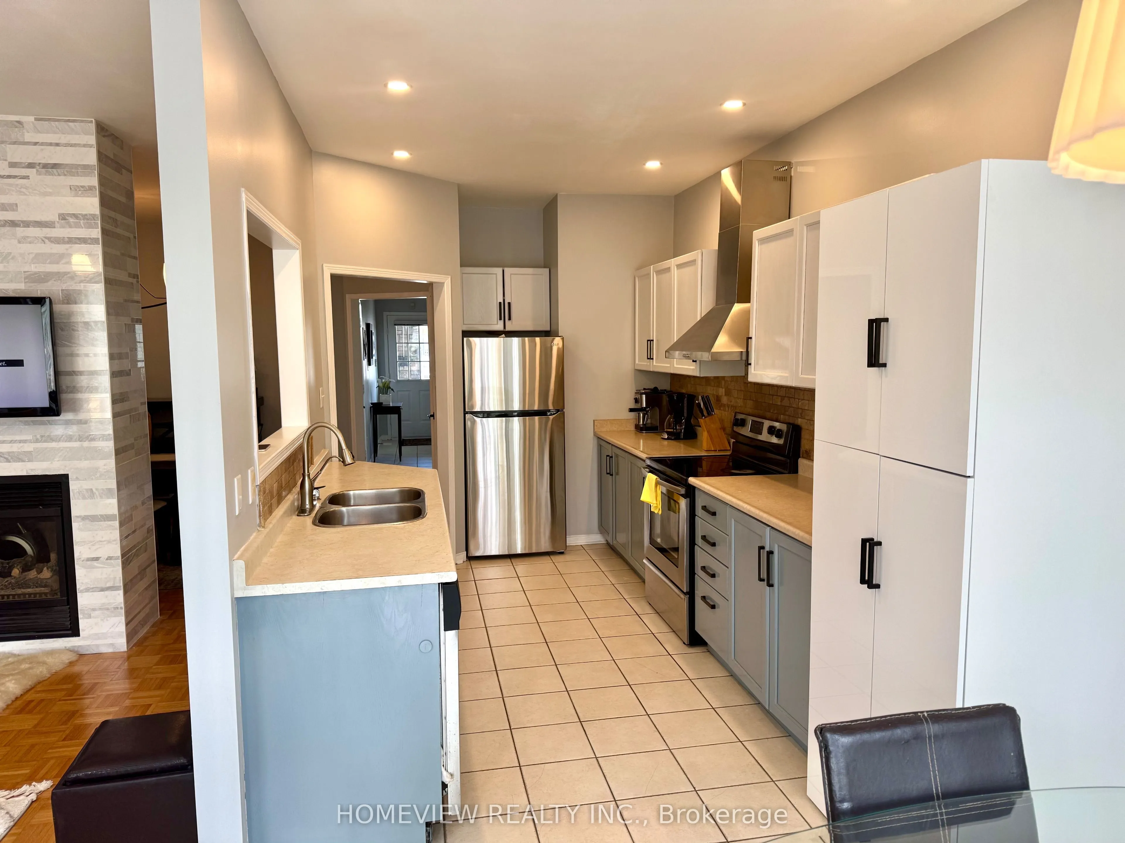 18 Blue Willow Drive E, #Upper Section