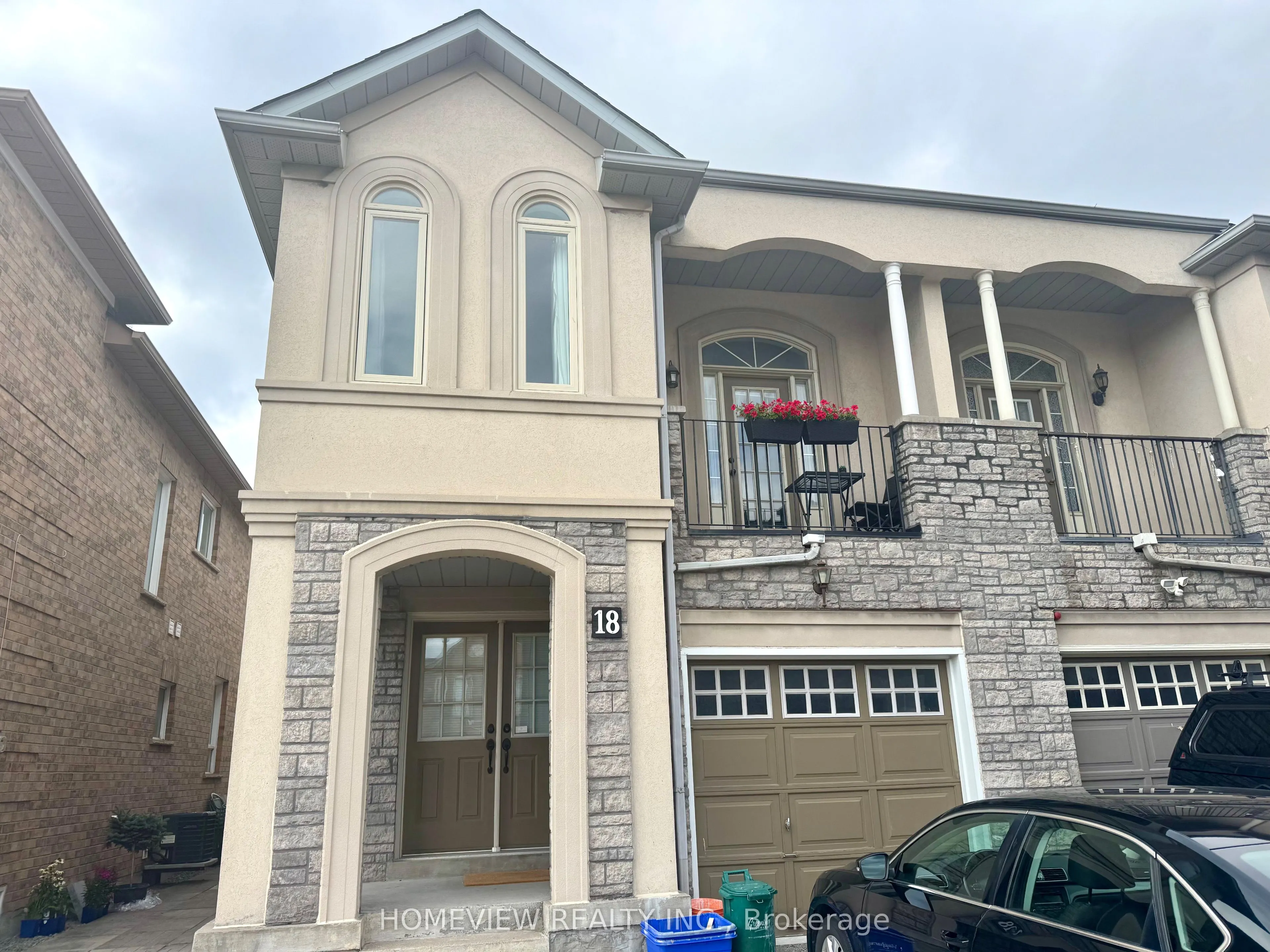 18 Blue Willow Drive E, #Upper Section