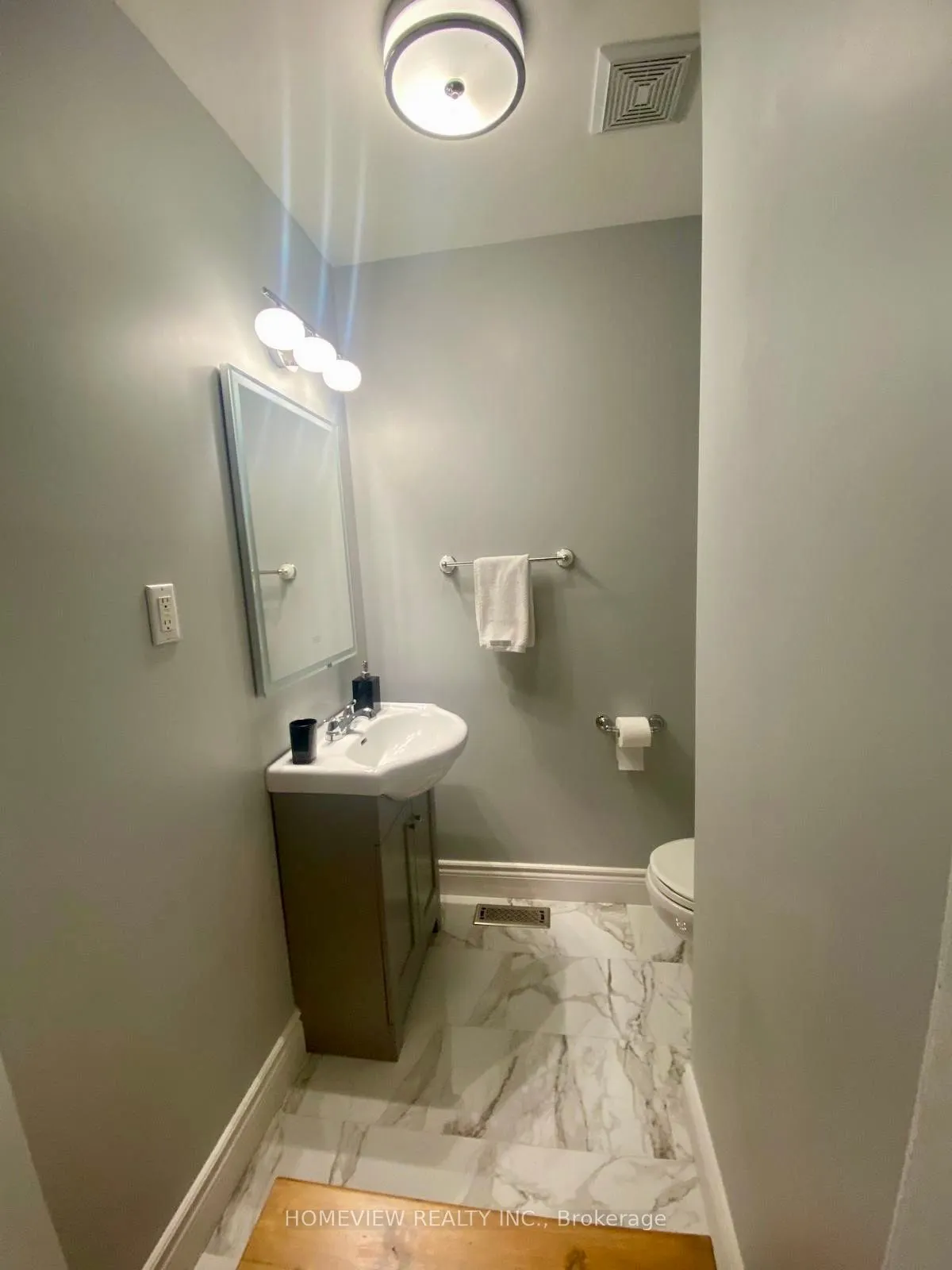 18 Blue Willow Drive E, #Upper Section