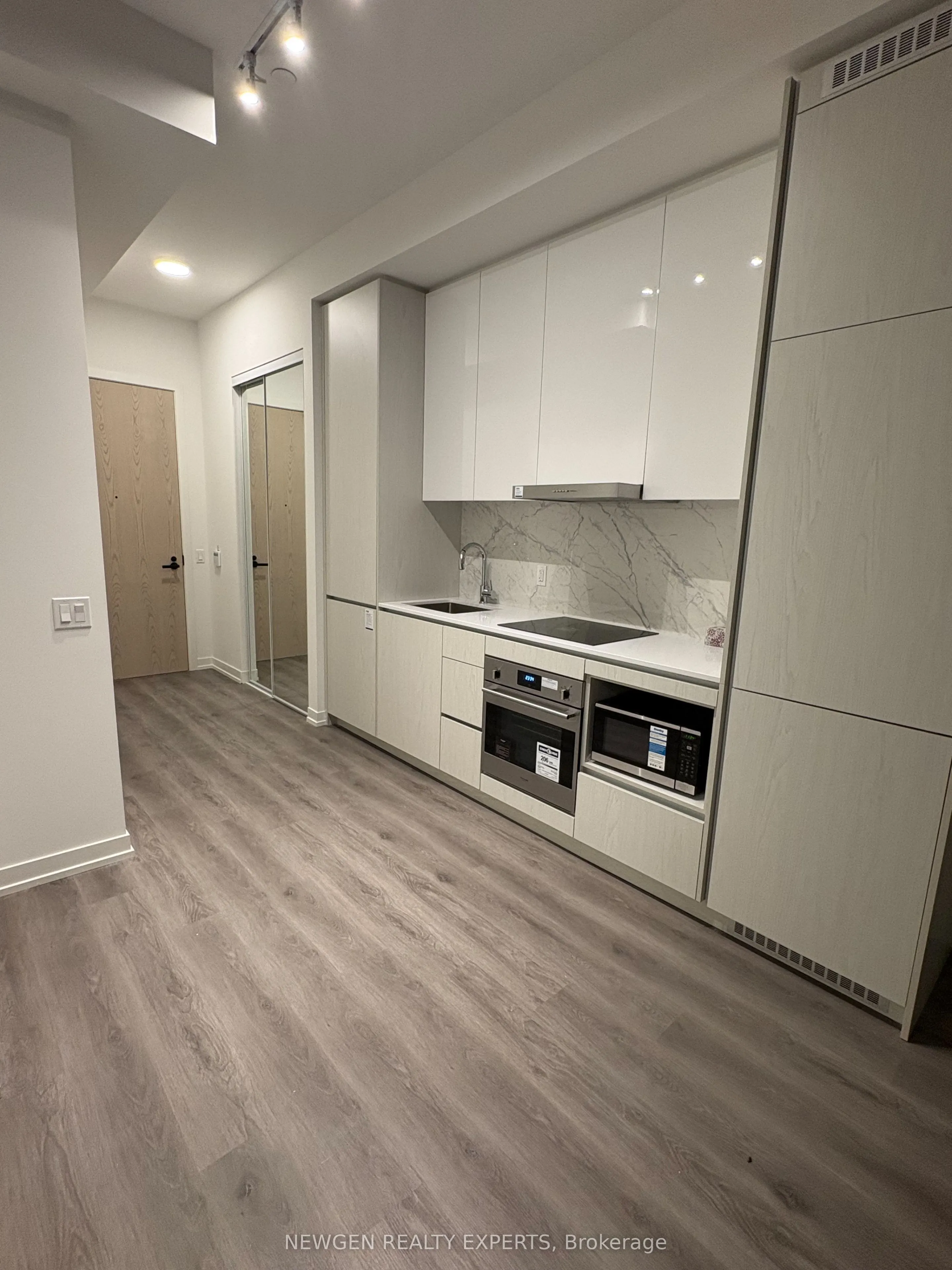 28 Interchange Way, #1907