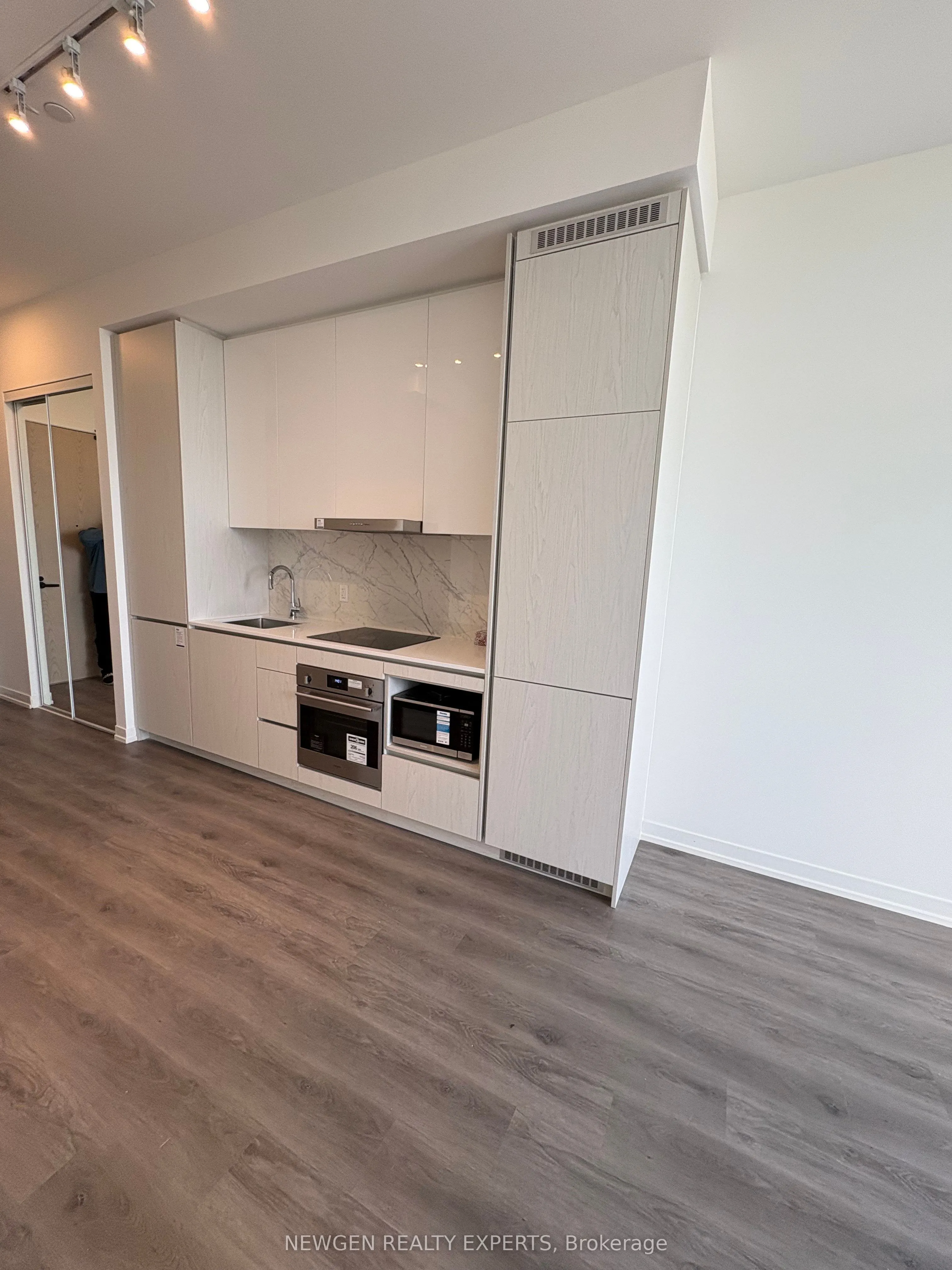 28 Interchange Way, #1907
