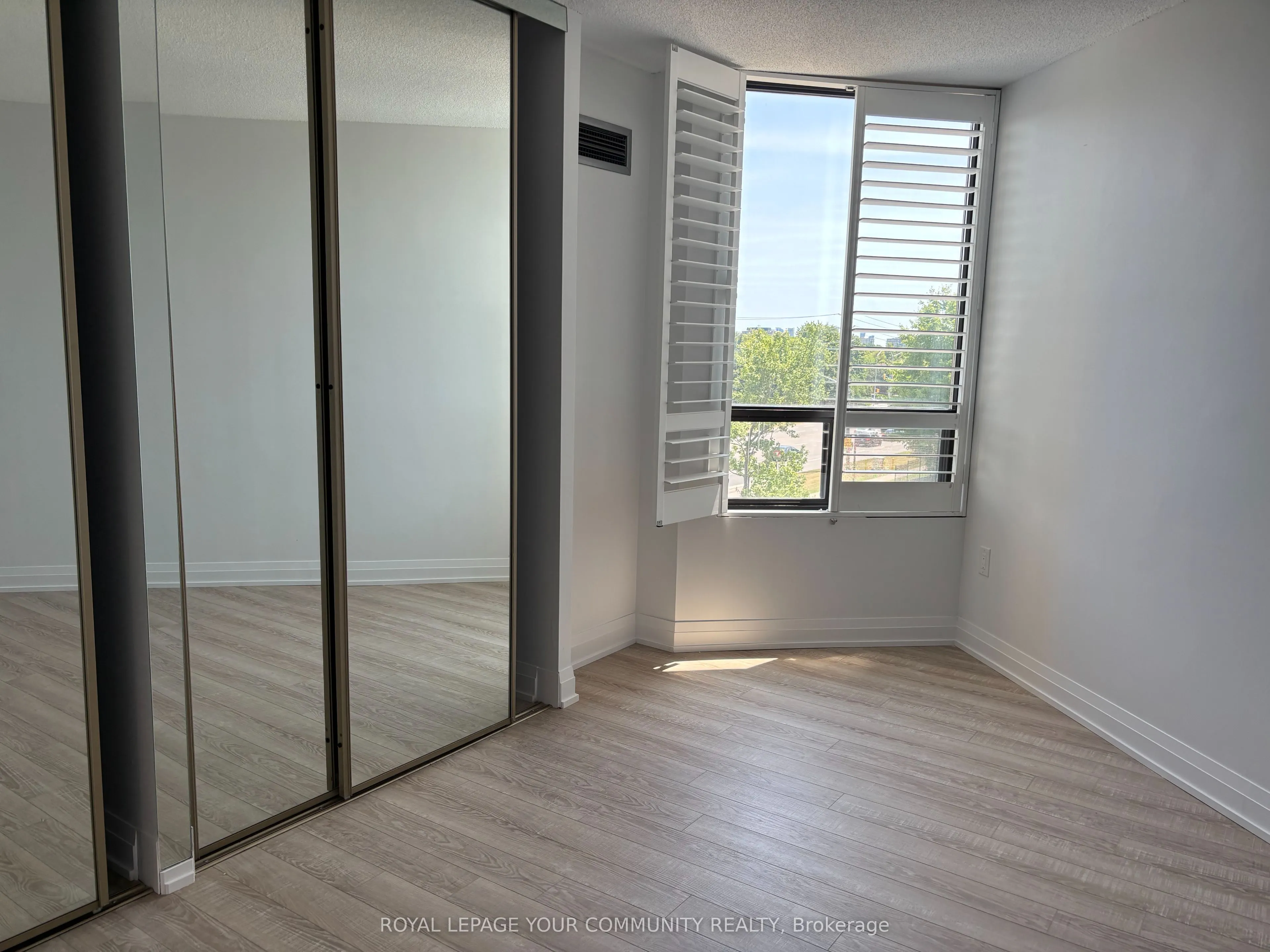 7460 Bathurst Street, #407