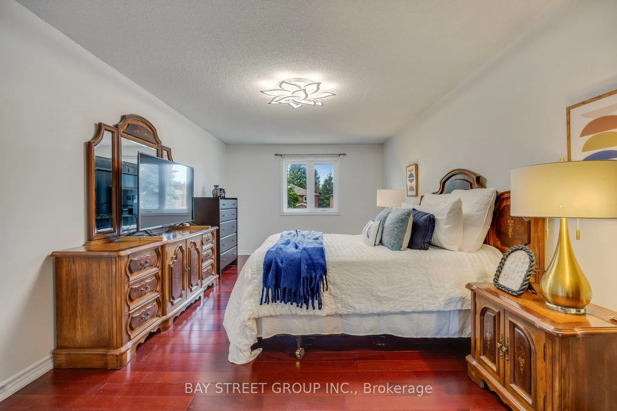 76 Hyde Park Drive N
