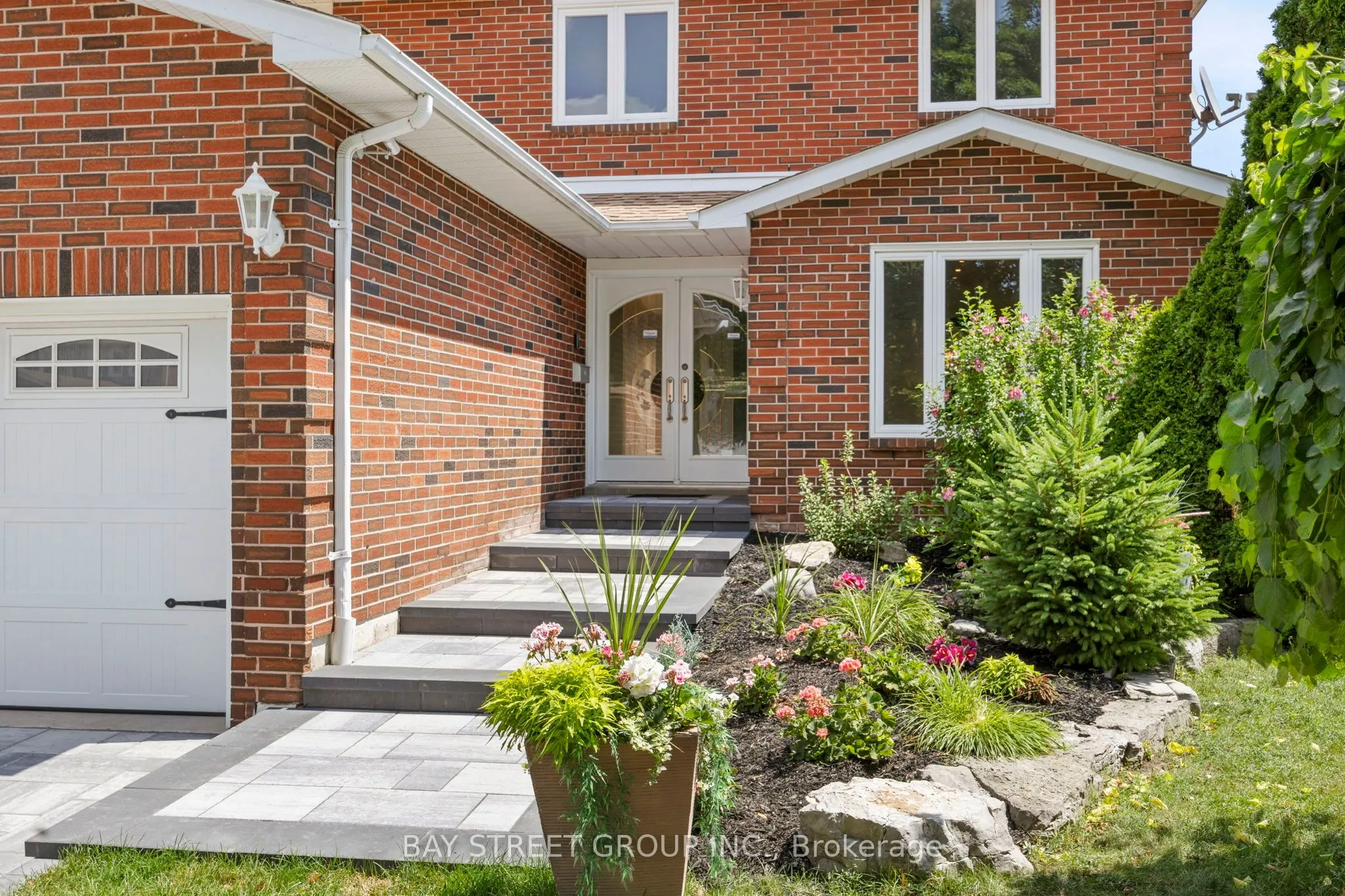 76 Hyde Park Drive N