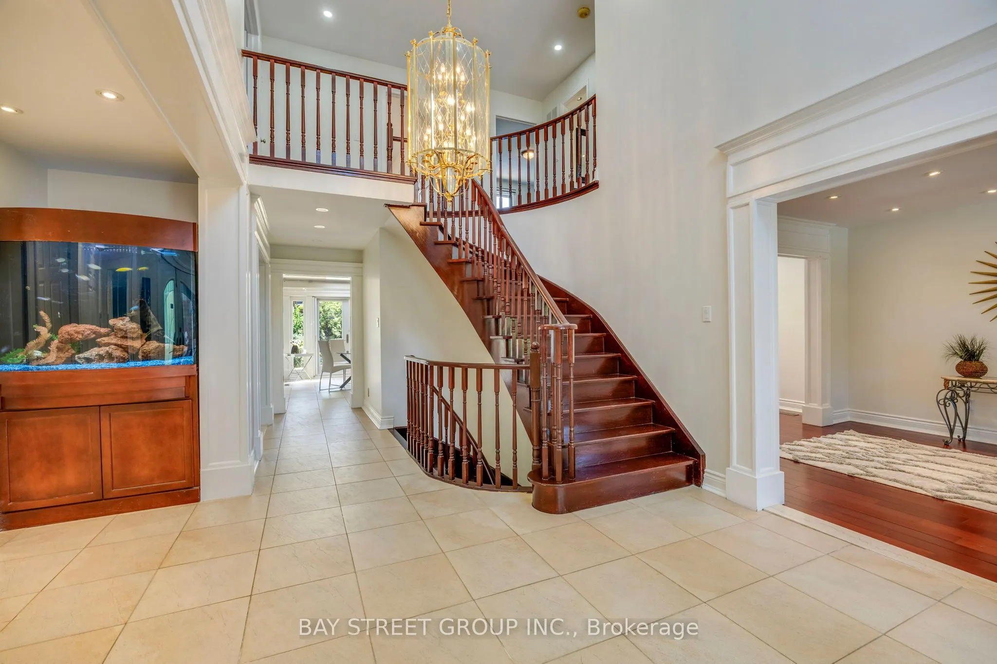 76 Hyde Park Drive N