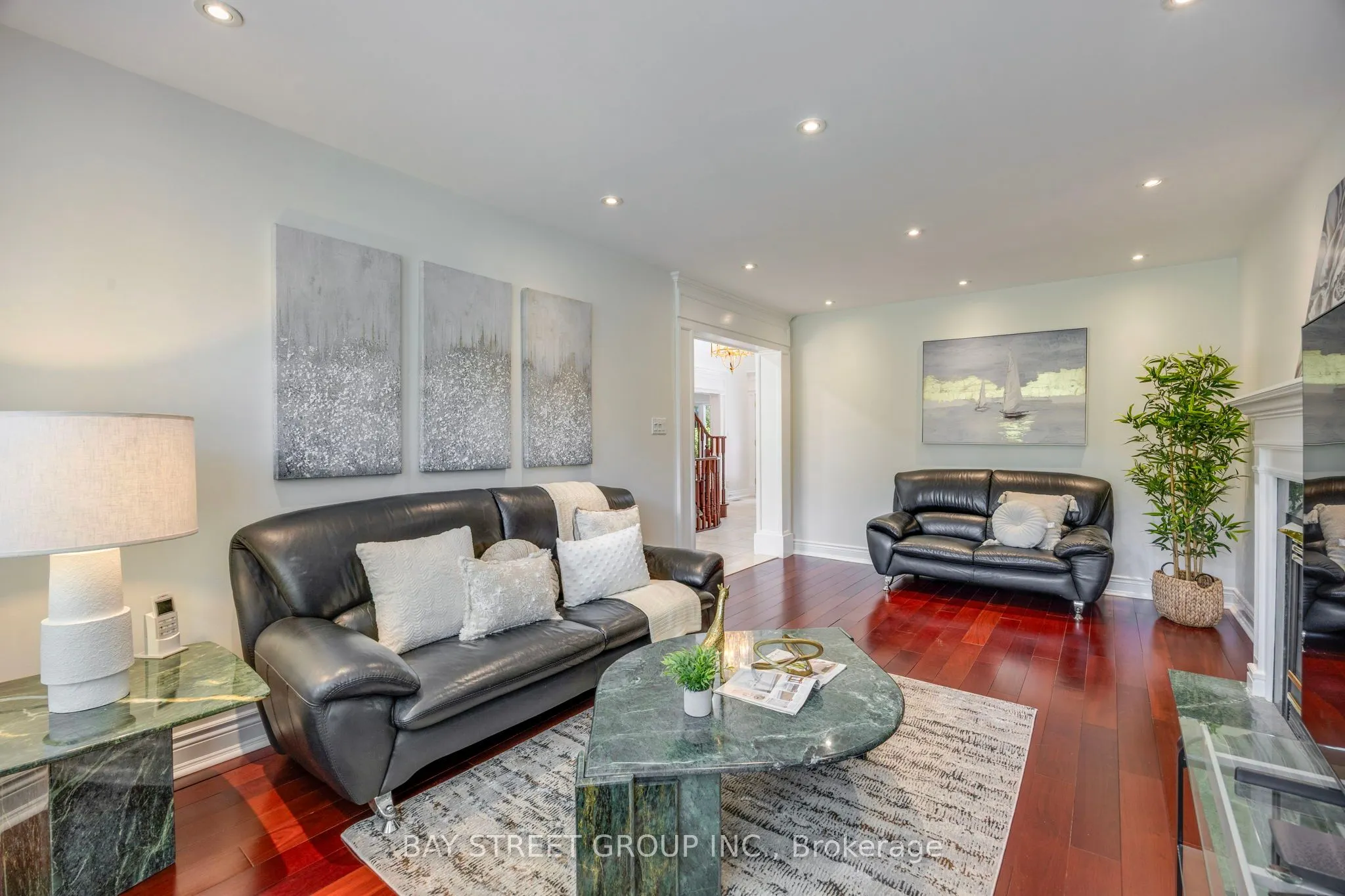 76 Hyde Park Drive N