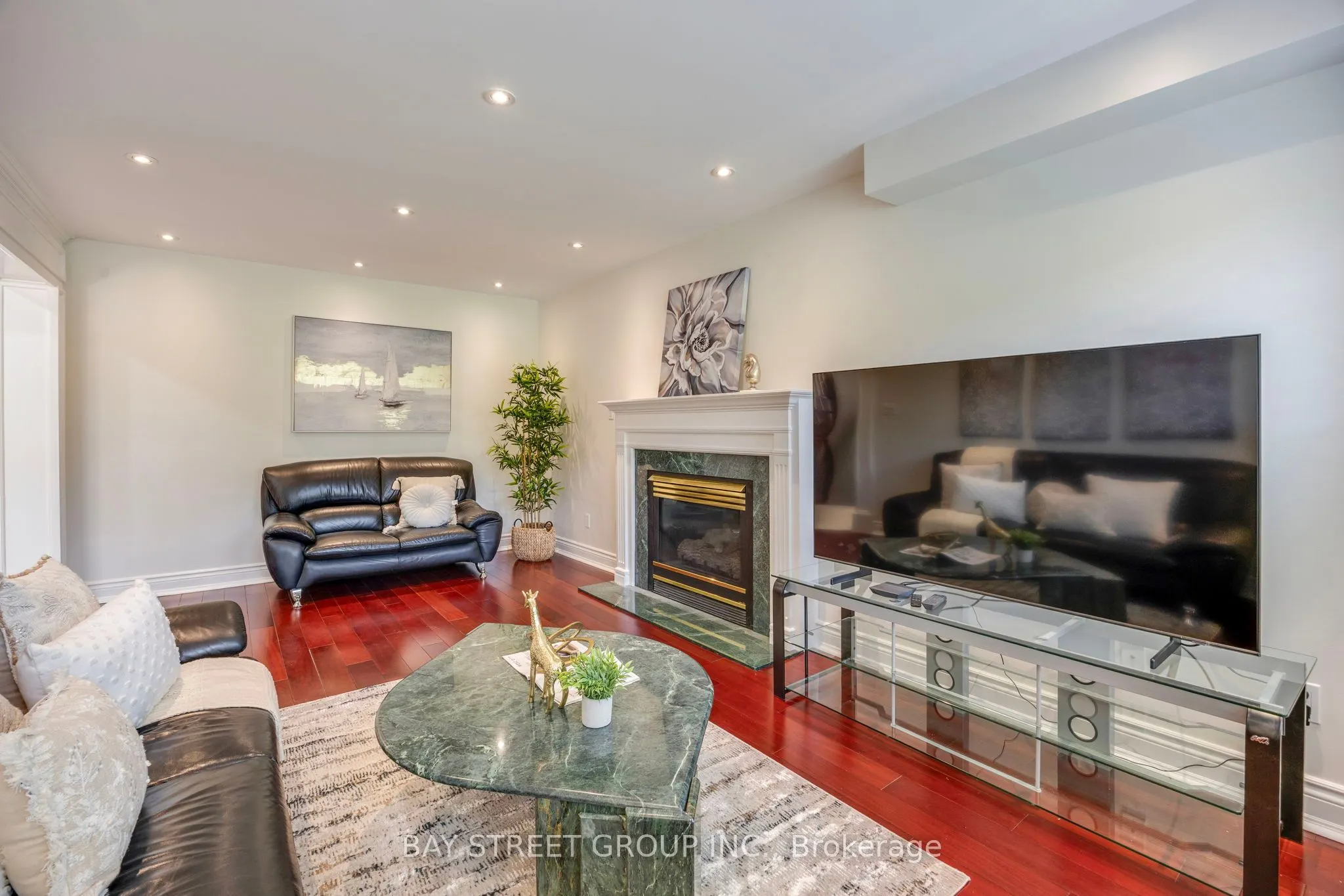 76 Hyde Park Drive N